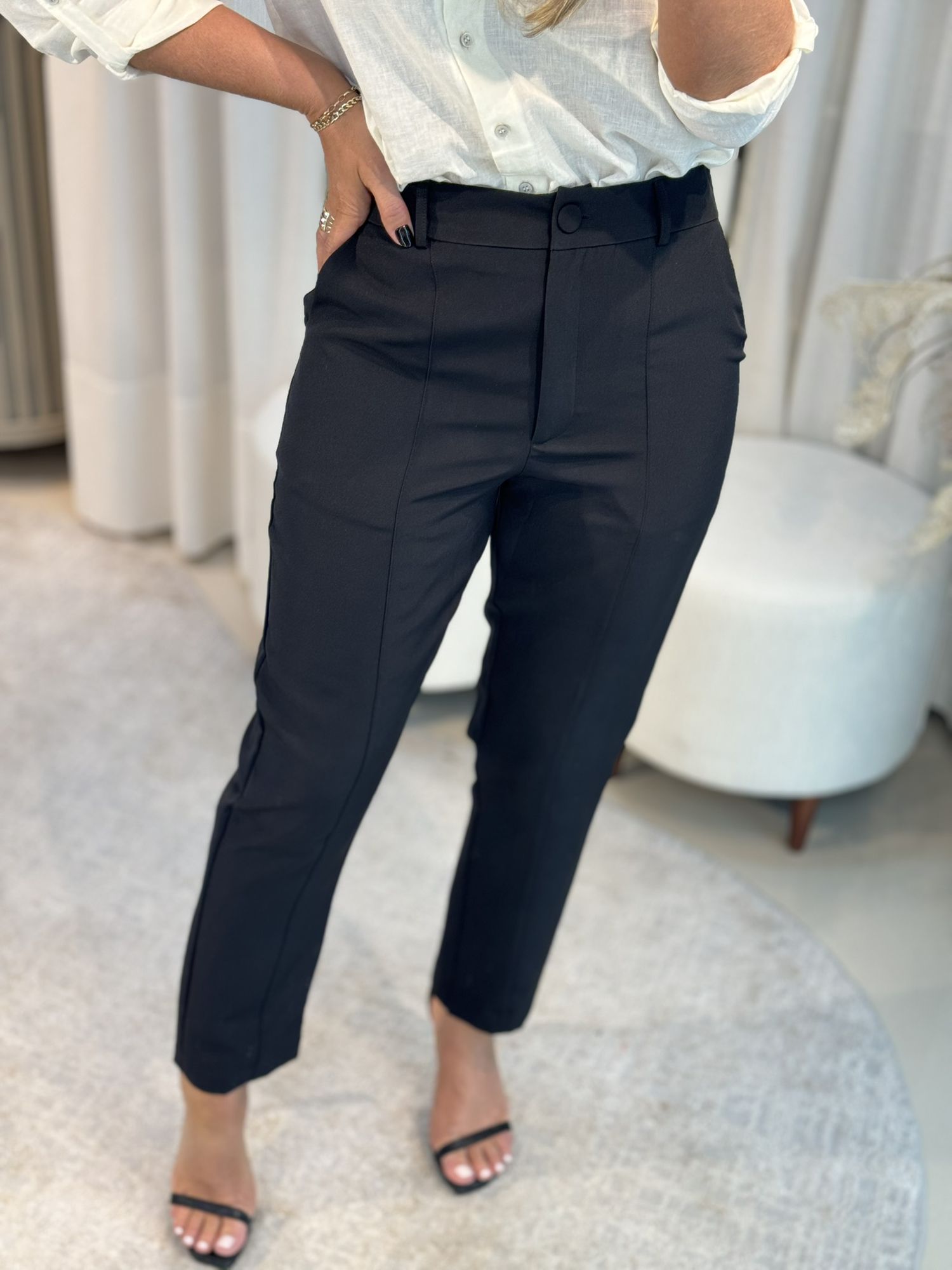 Calça Carrot Slim Alfaiataria com Cintura Alta Preto
