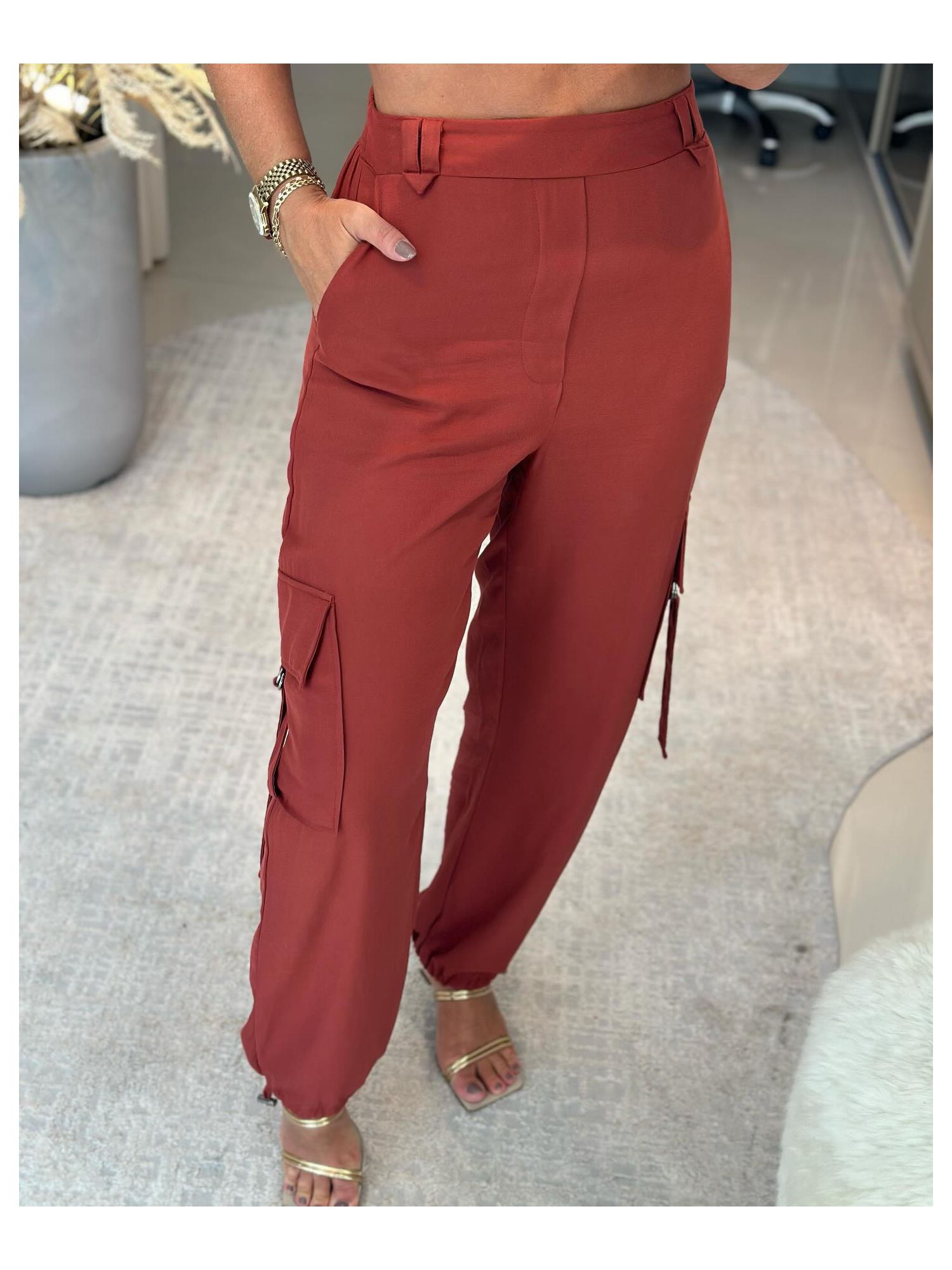 Calça Jogger Em Viscose Com Bolsos Cargo Marrom