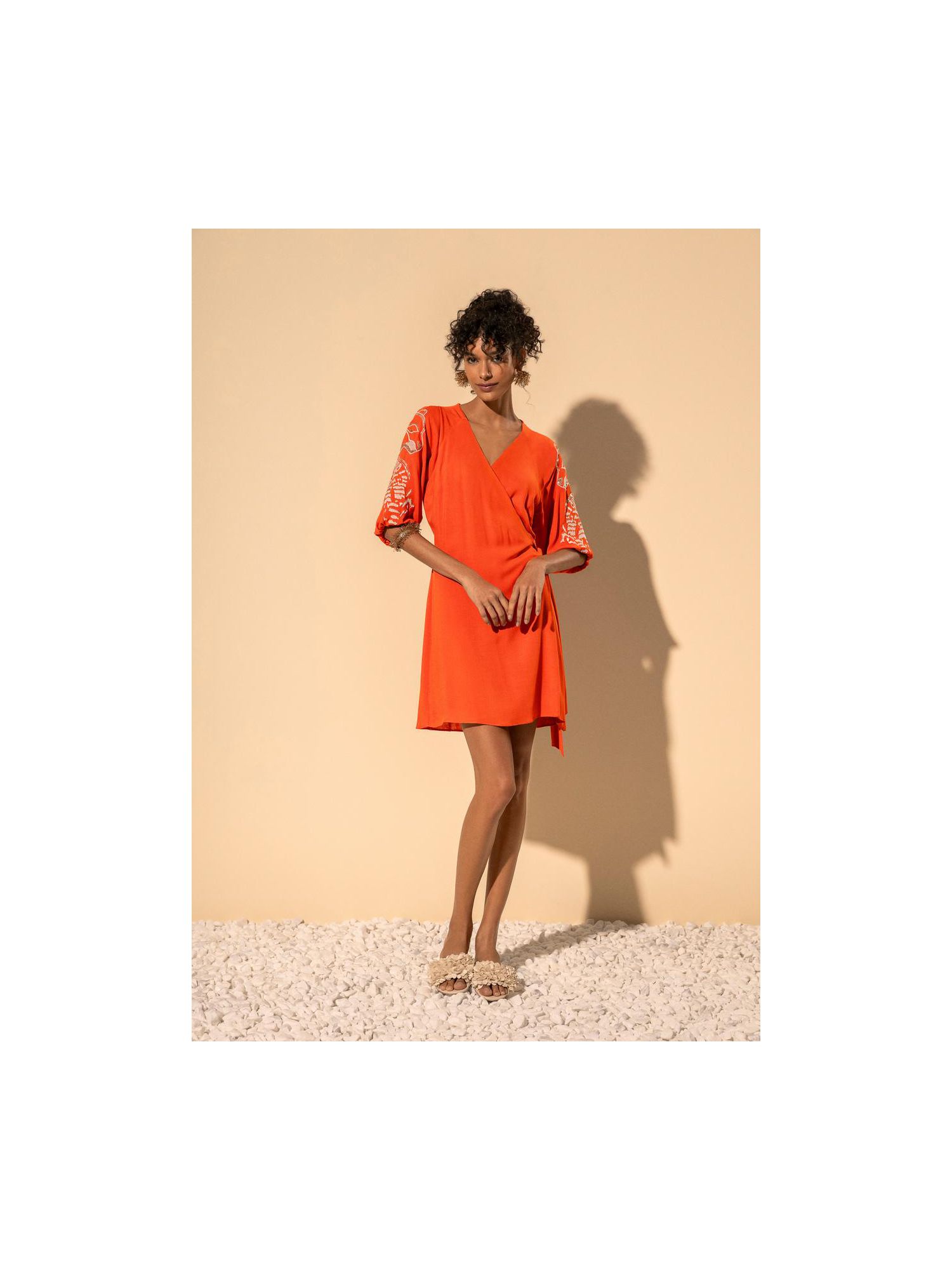 Vestido Curto Transpassado Com Mangas Bordadas E Amarração Laranja 2409