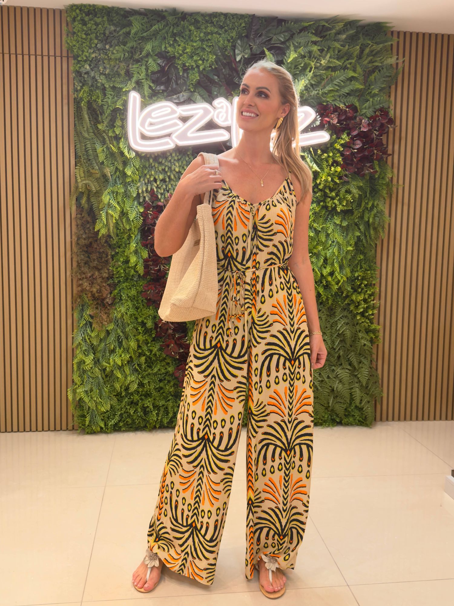 Macacão Lez a Lez Longo Estampado Com Cinto Bege 2010