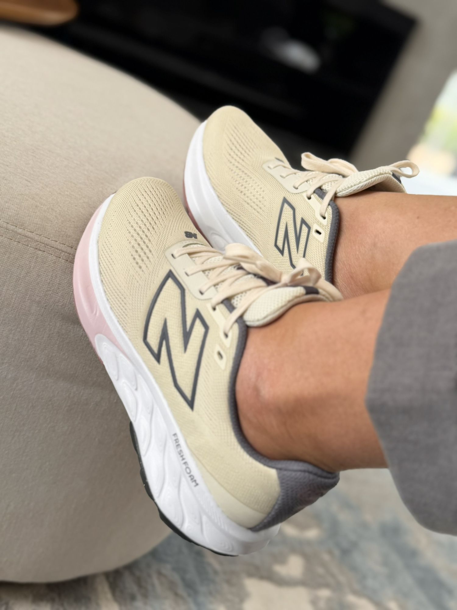 Tênis New Balance Fresh Foam Bege/Grafite 1302