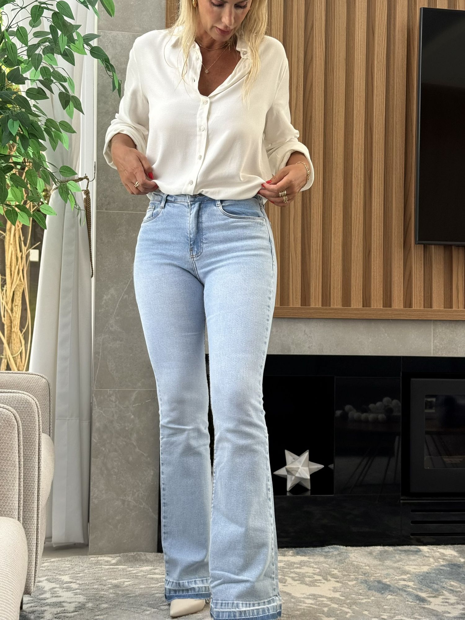 Calça Jeans Flare Com Cintura Alta E Barra Desfeita