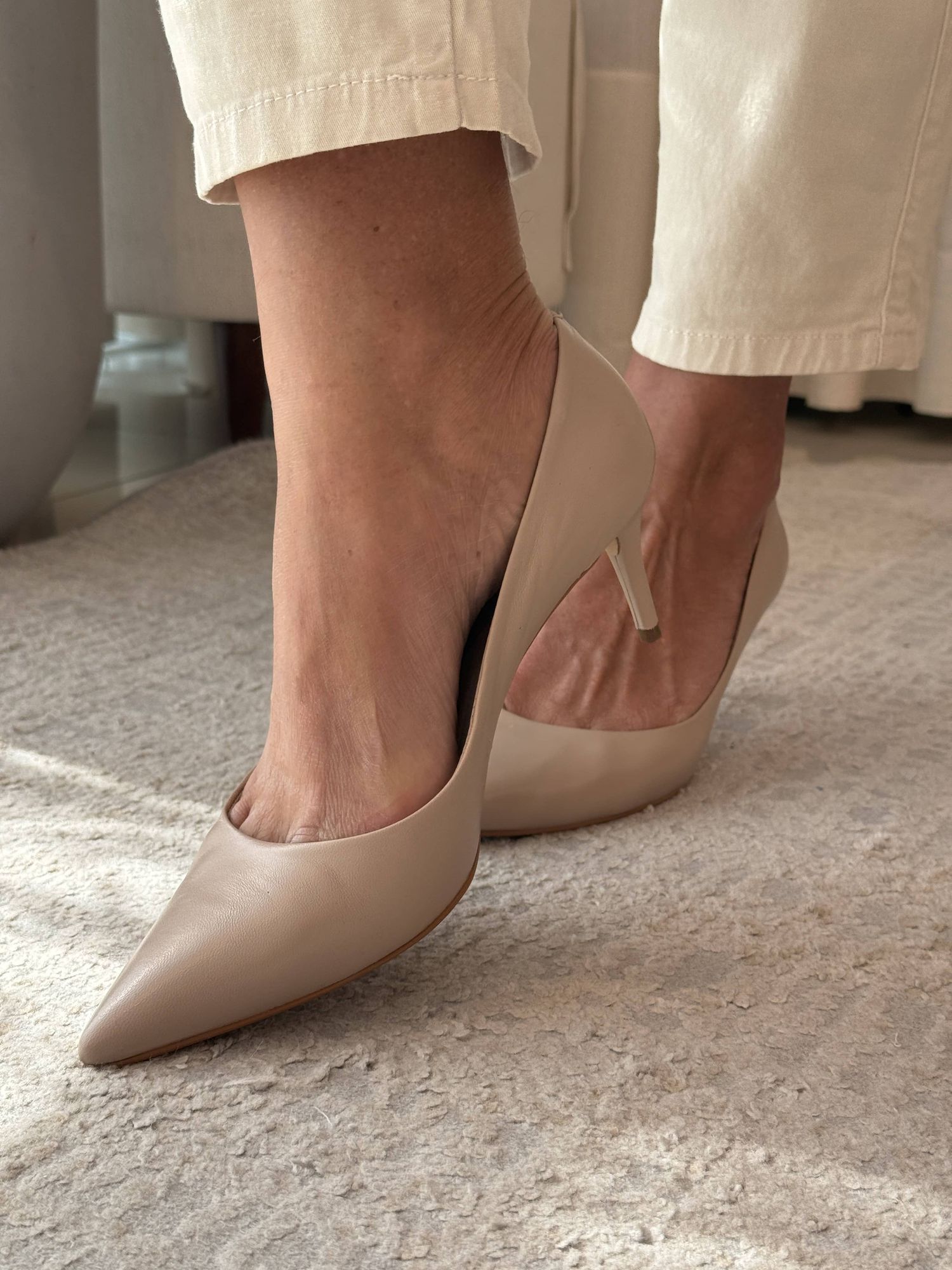 Scarpin Carrano Valentina Salto Fino Médio Couro Bege Toffee 1605