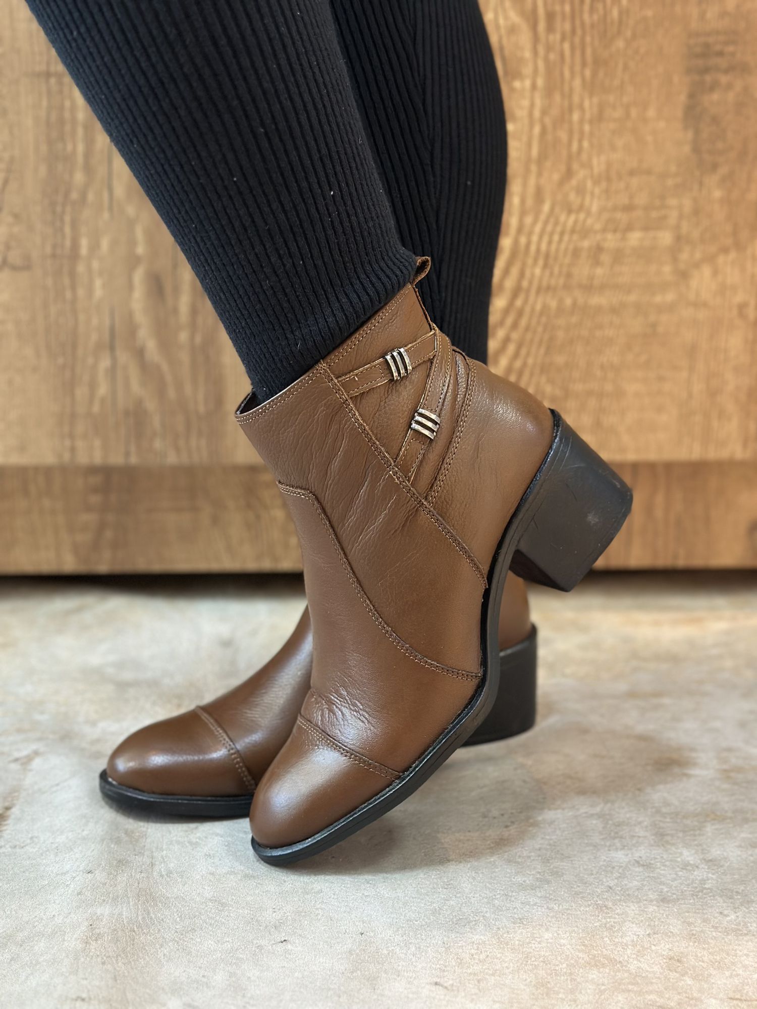 Bota De Couro CS Shoes Detalhe Cruzado Caramelo