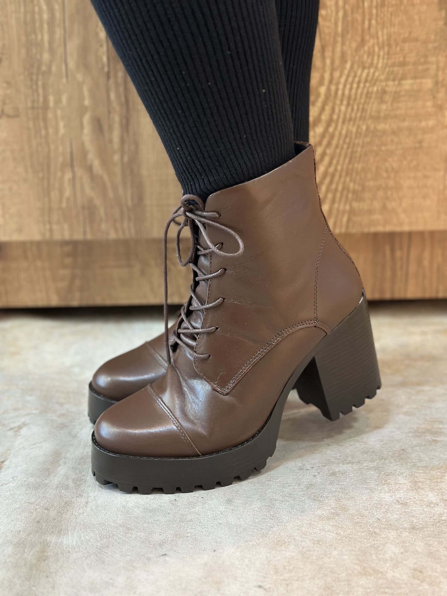 Bota De Couro CS Shoes Com Salto E Cadarço Marrom 