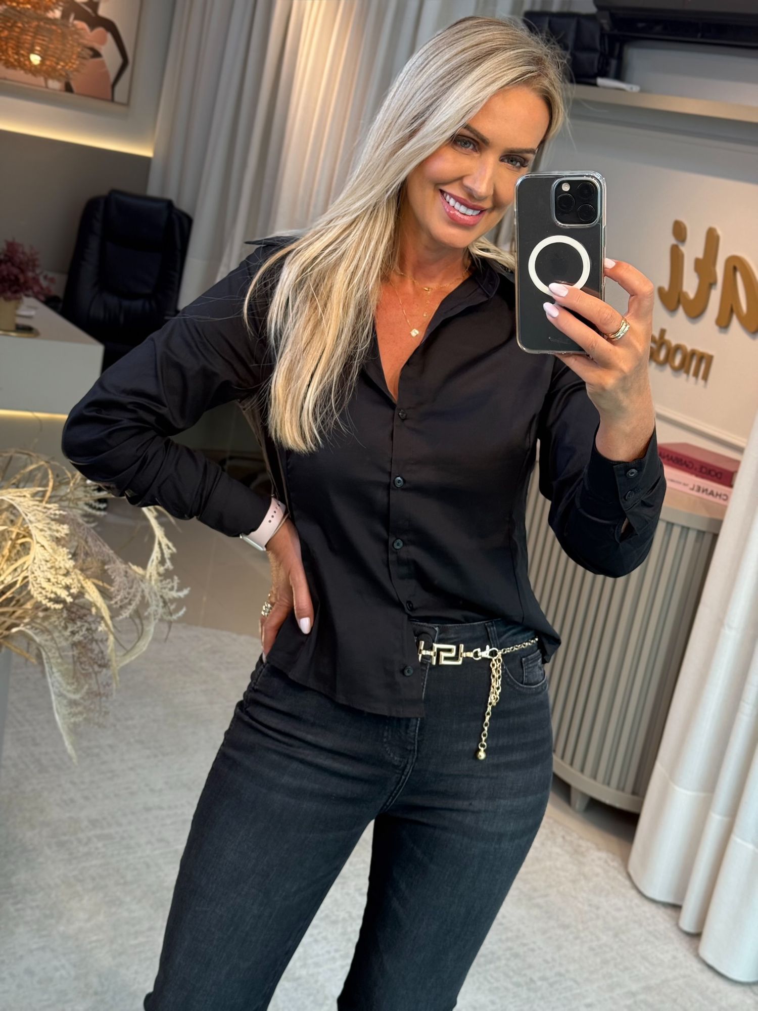 Camisa Básica De Mangas Longas Com Barra Arredondada Preto