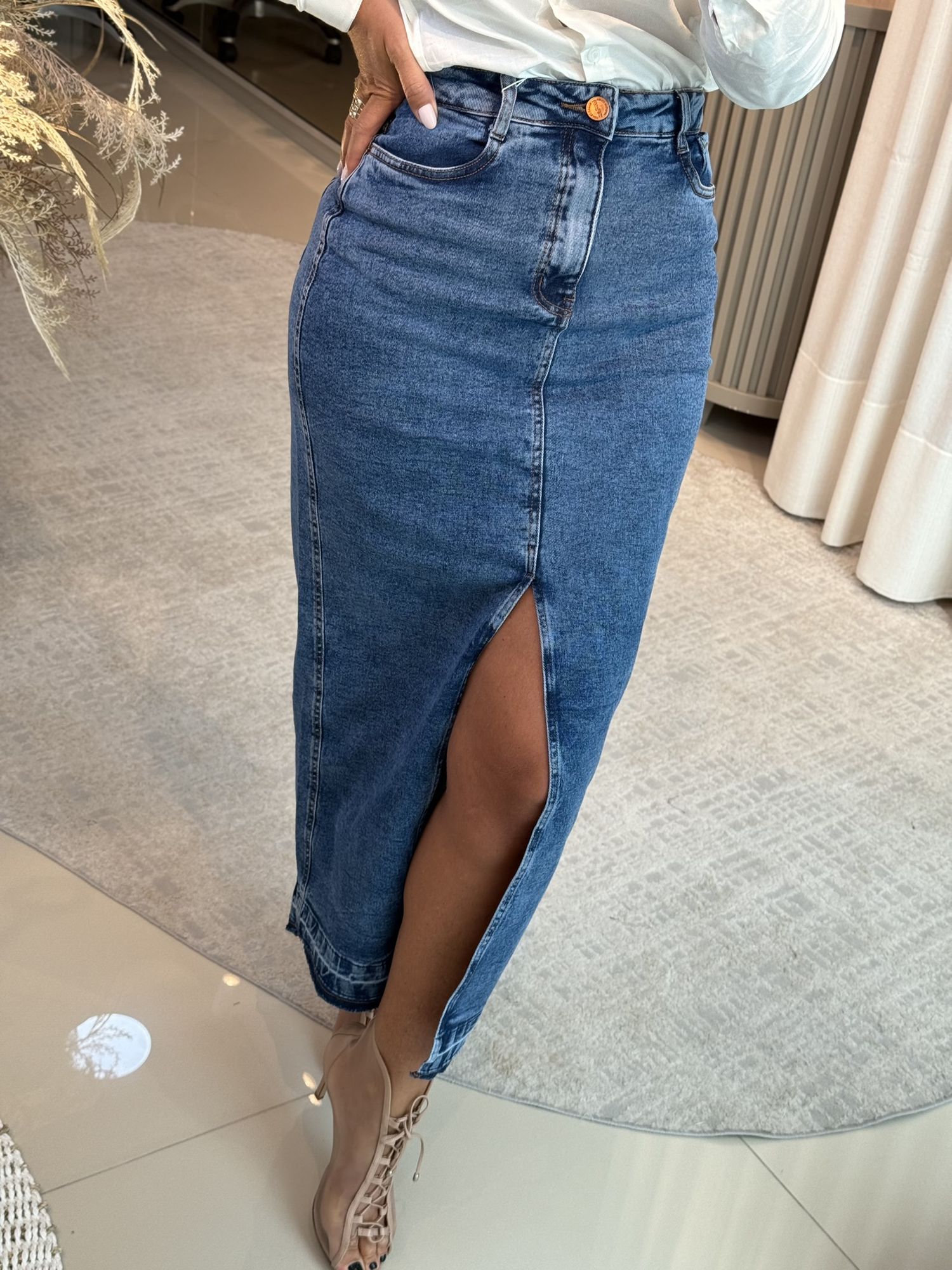 Saia Jeans Longa Com Fenda Frontal E Elastano