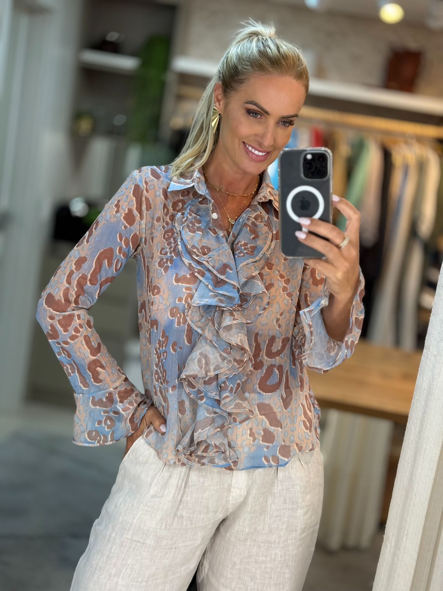 Camisa De Mangas Longas Com Botões E Babados Frontais