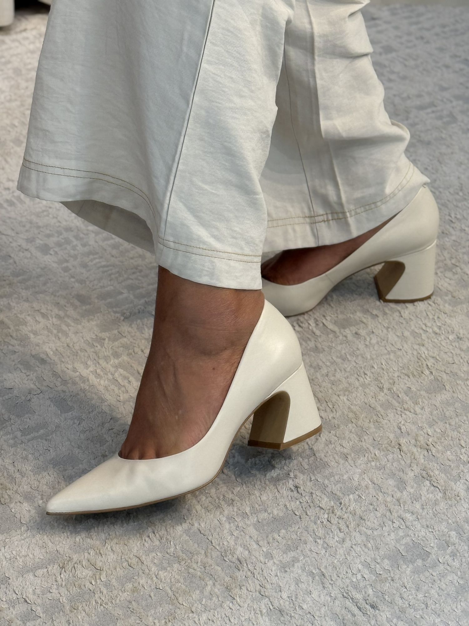 Scarpin Blanca Salto Bloco Wave Couro Off White 