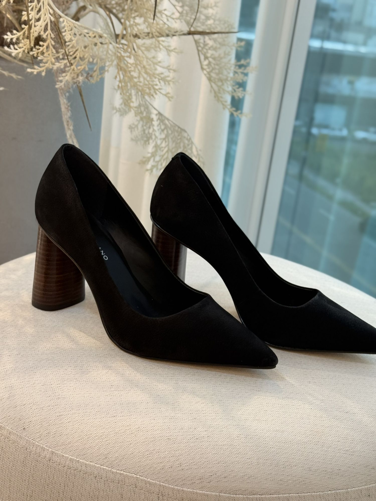 Scarpin Emma Salto Oval Couro Nobuck Preto