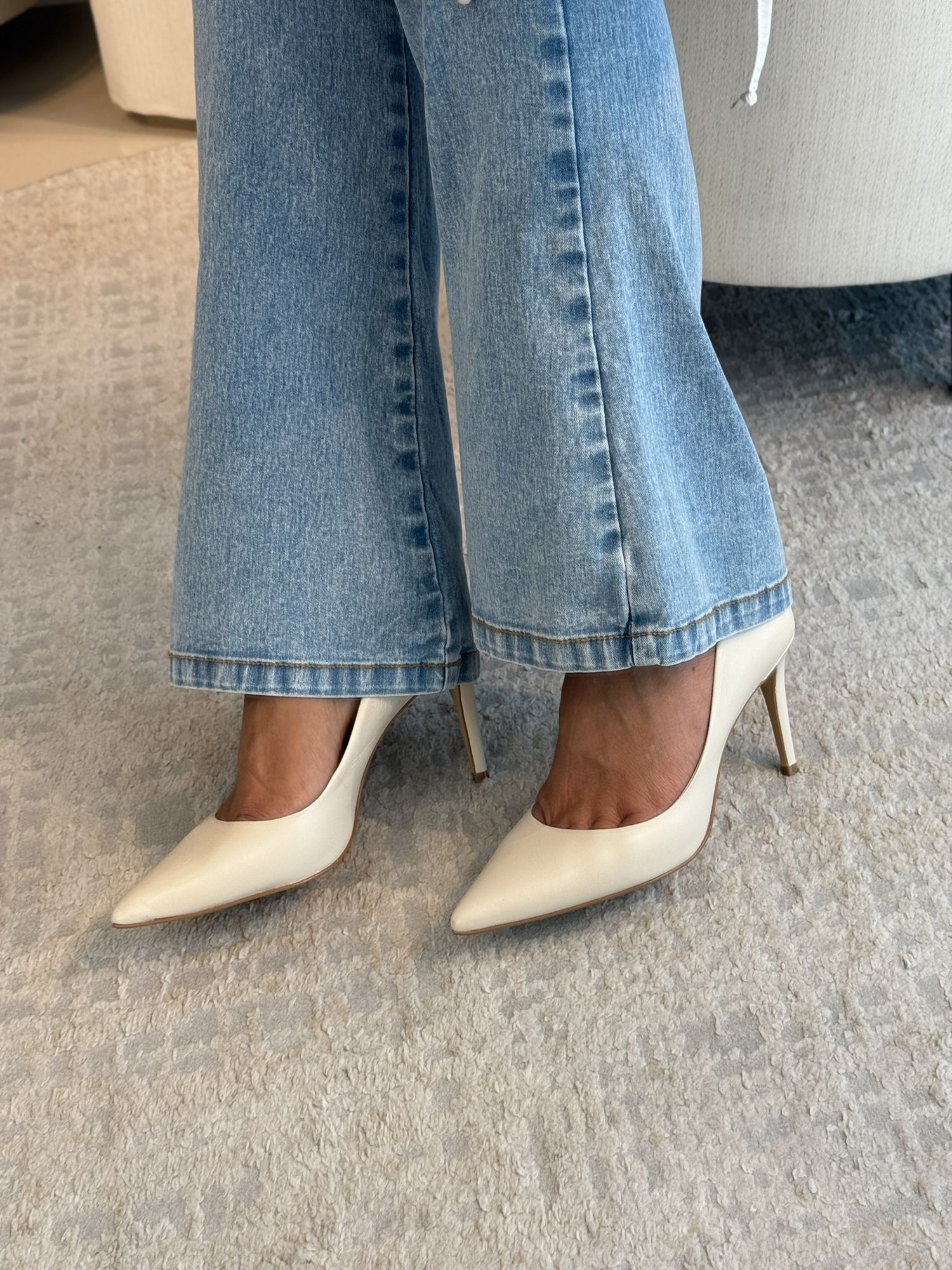 Scarpin Valentina Salto Fino Médio Couro Off White 