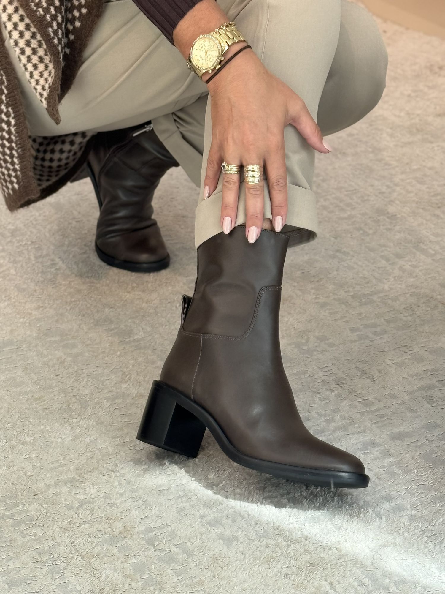 Bota Timeless Salto Bloco Couro Marrom Dark Brown