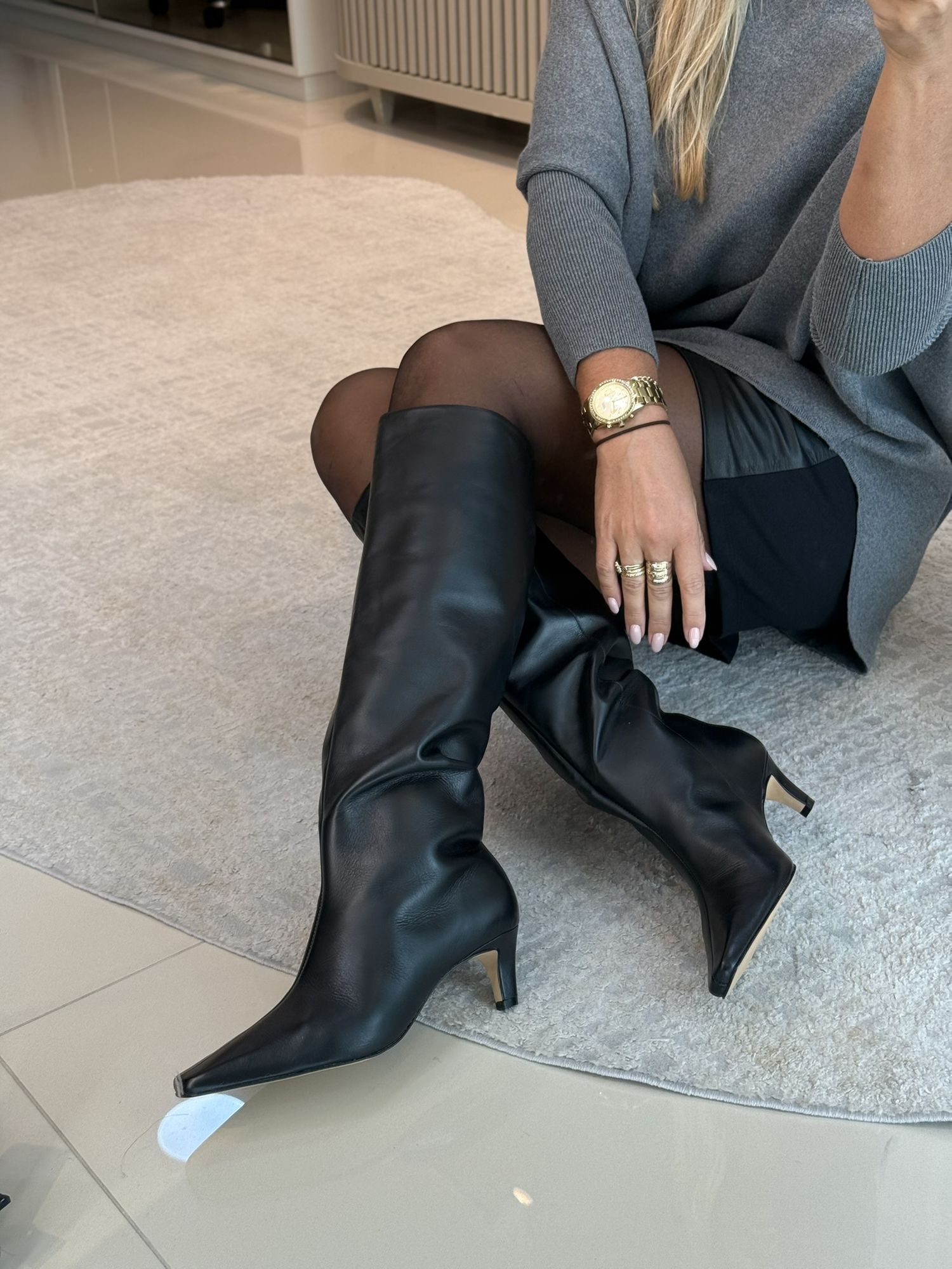 Bota Essential Cano Longo Salto Fino Couro Preto