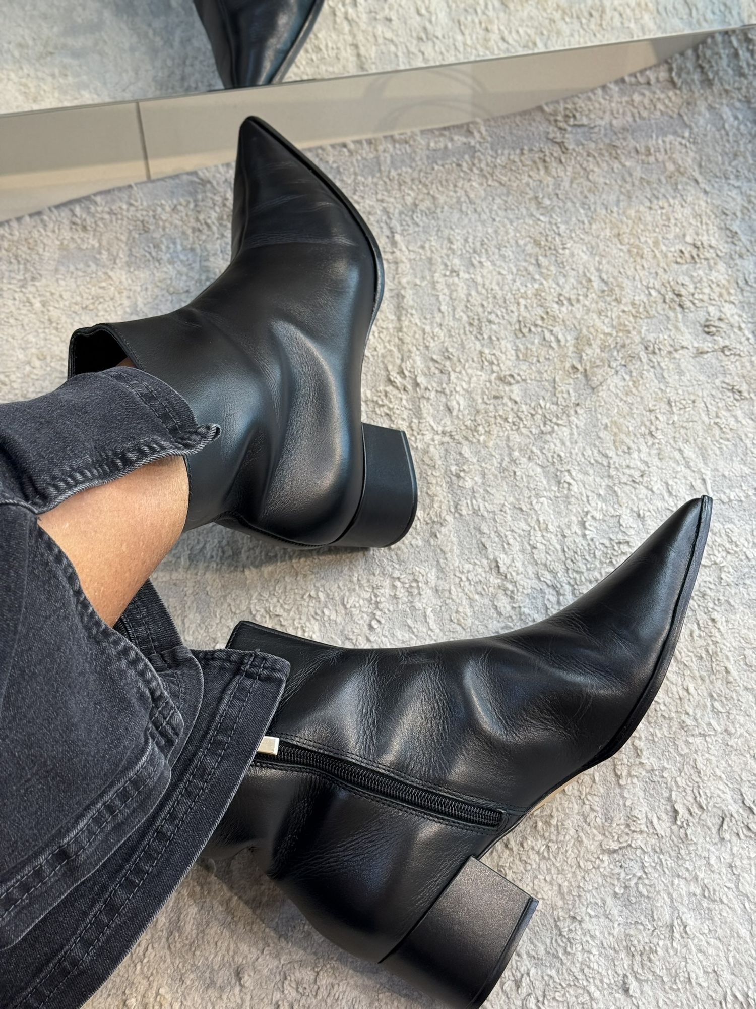 Bota Classic Bico Fino Salto Bloco Couro Preto
