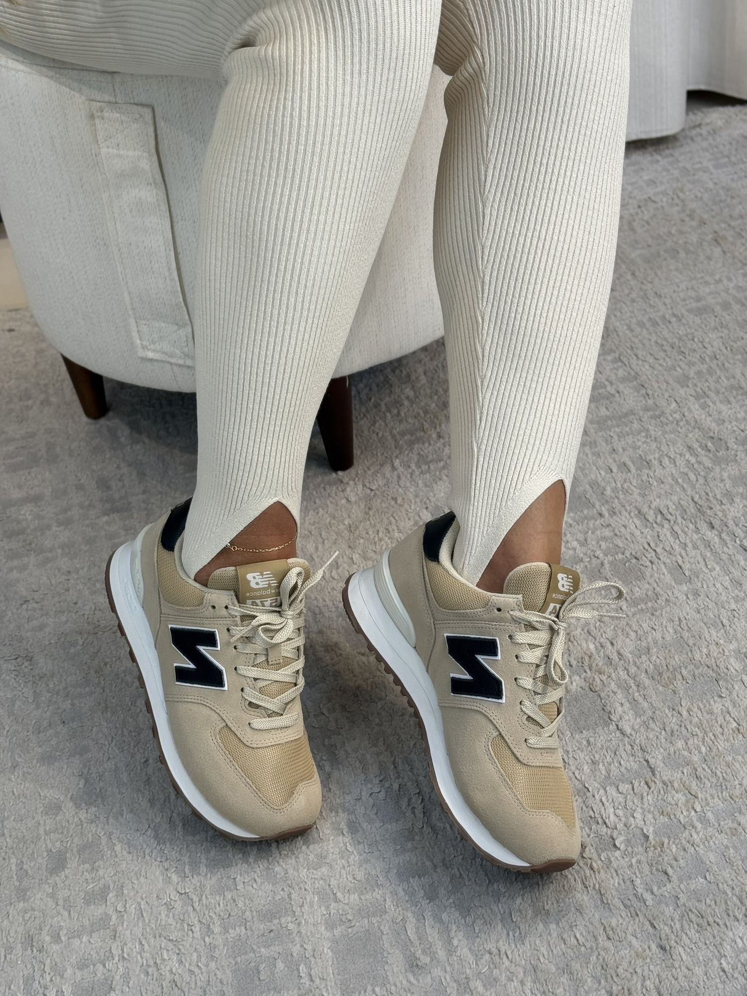 Tênis New Balance 574v2 bege e preto