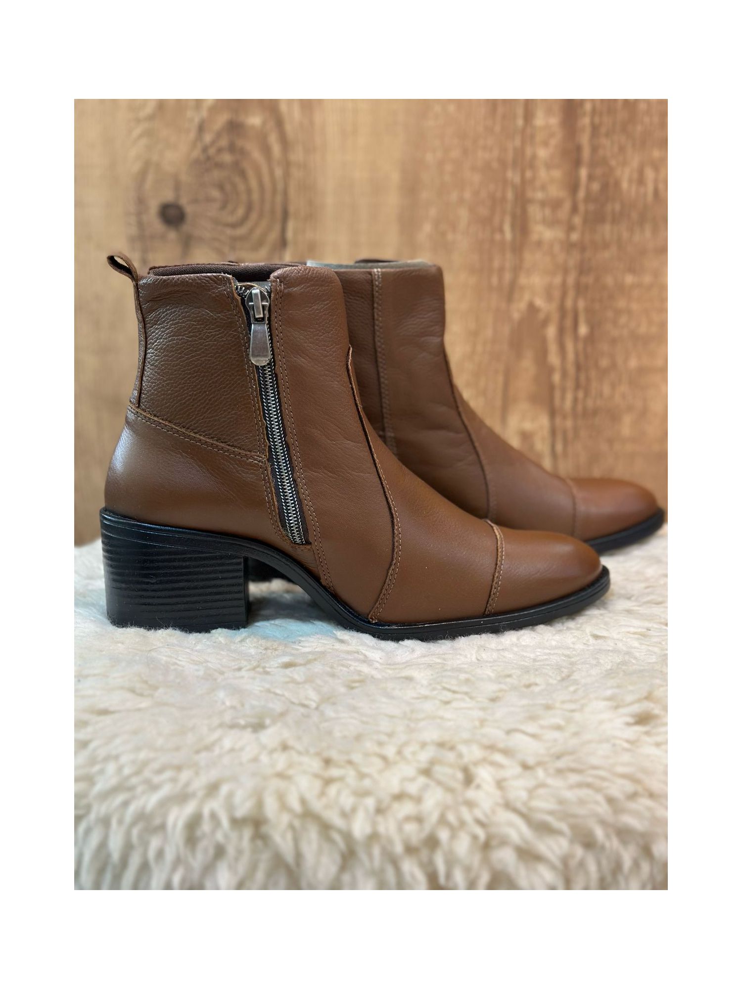 Bota De Couro CS Shoes Com Salto E Zíper Caramelo