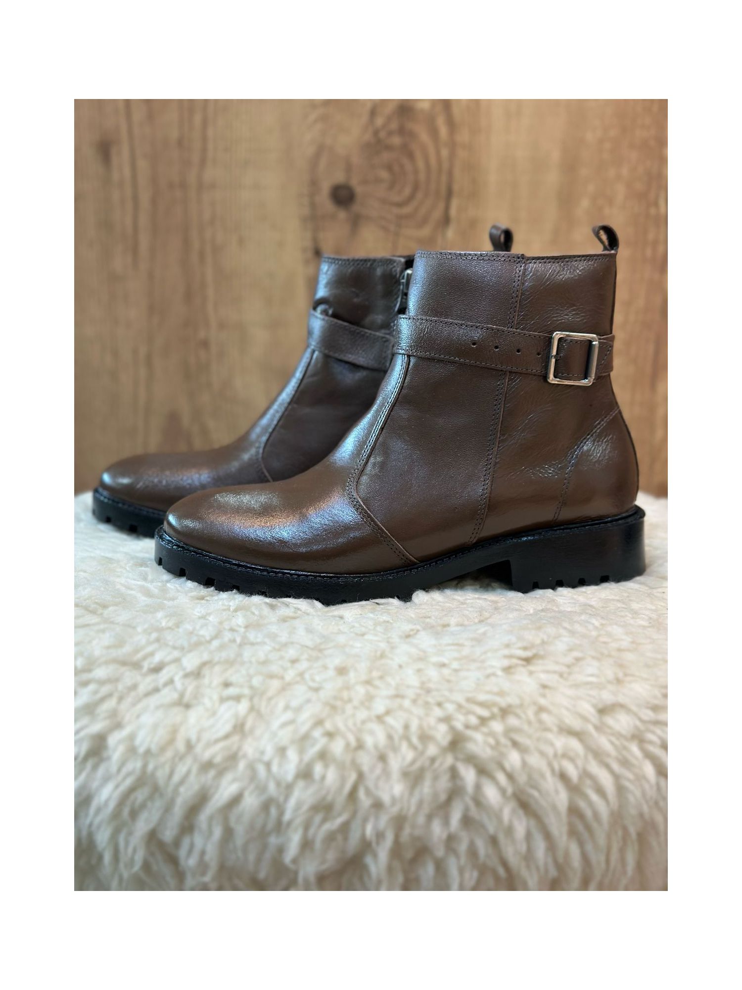 Bota De Couro CS Shoes Com Salto E Fivela Marrom