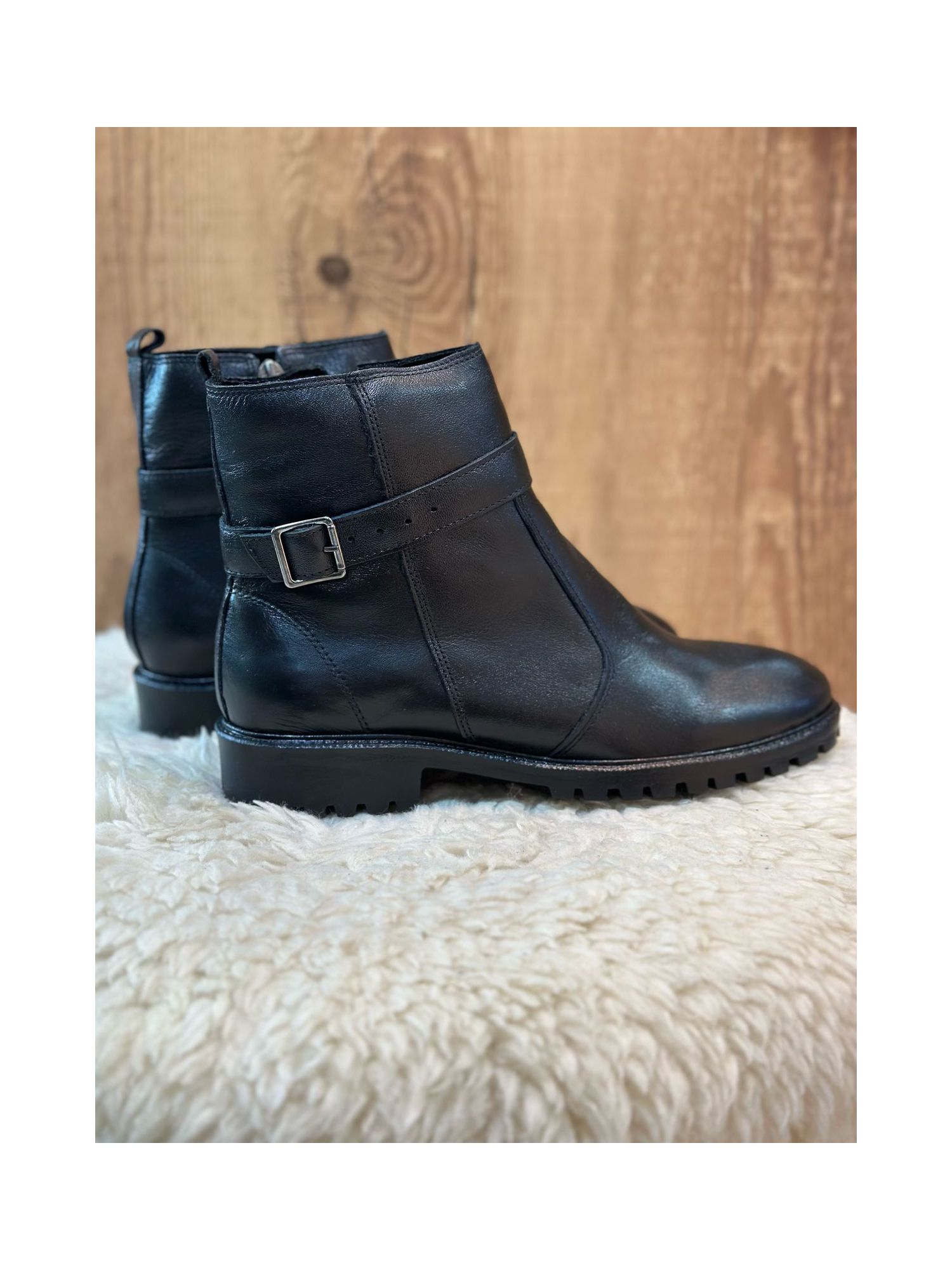 Bota De Couro CS Shoes Com Salto E Fivela Preto