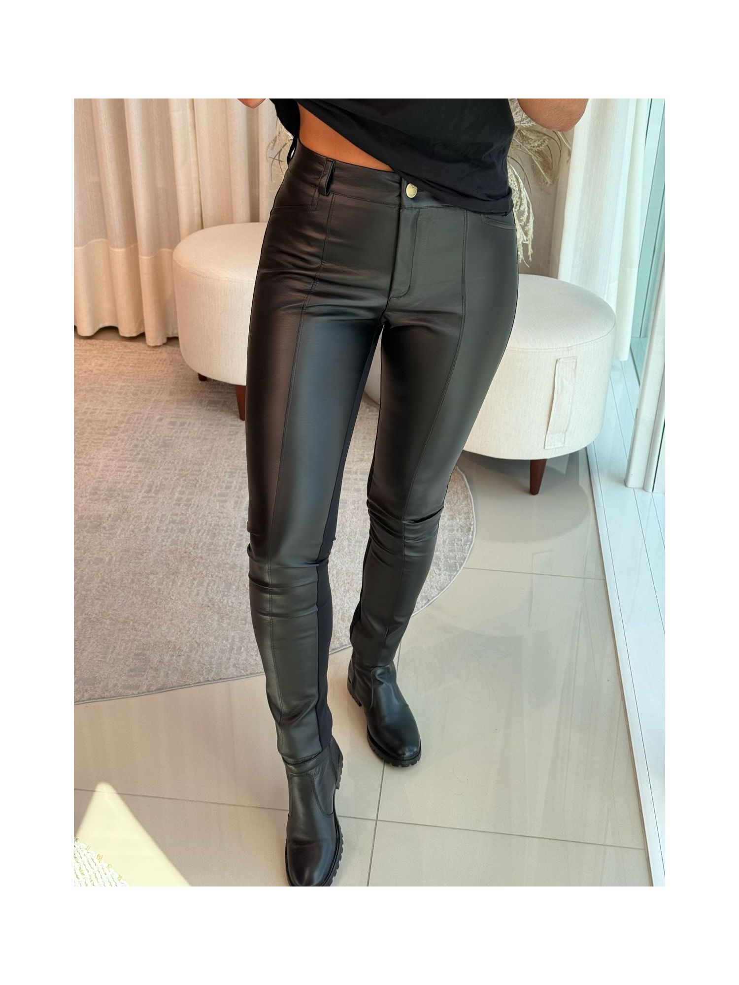Calça Montaria Em PU Com Malha Preto