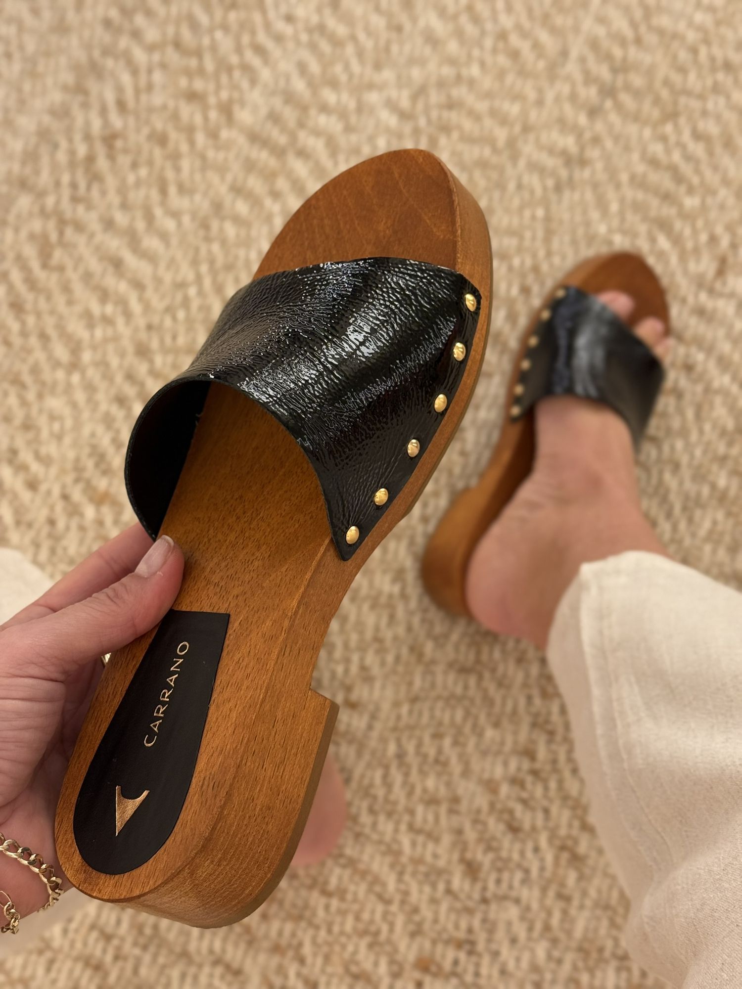 Tamanco Flat Carrano Wood Studs Couro Verniz Preto