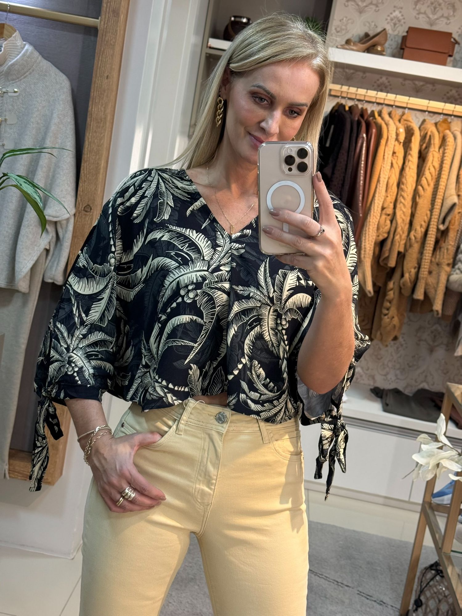 Blusa Lez a Lez Curta Estampada com Mangas 3/4 e Amarrações Preto 1007