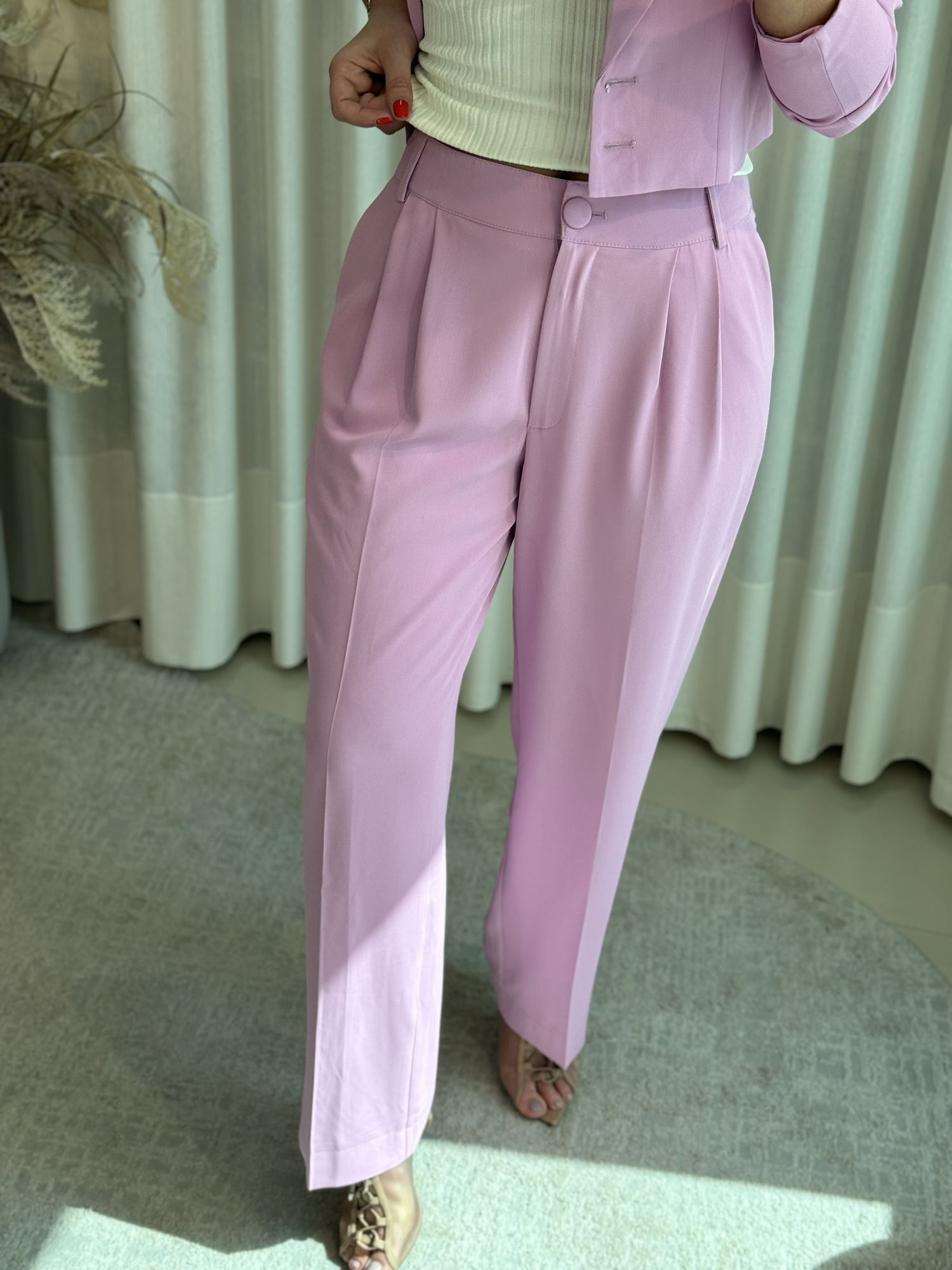 Calça Reta Alfaiataria com Pregas Lilas