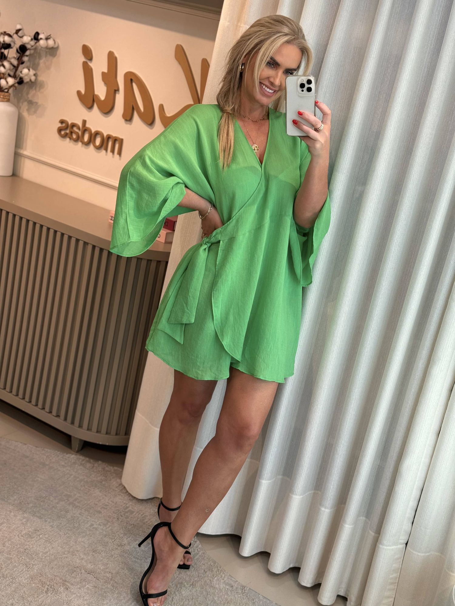 Vestido Curto Transpassado com Manga Flare Verde
