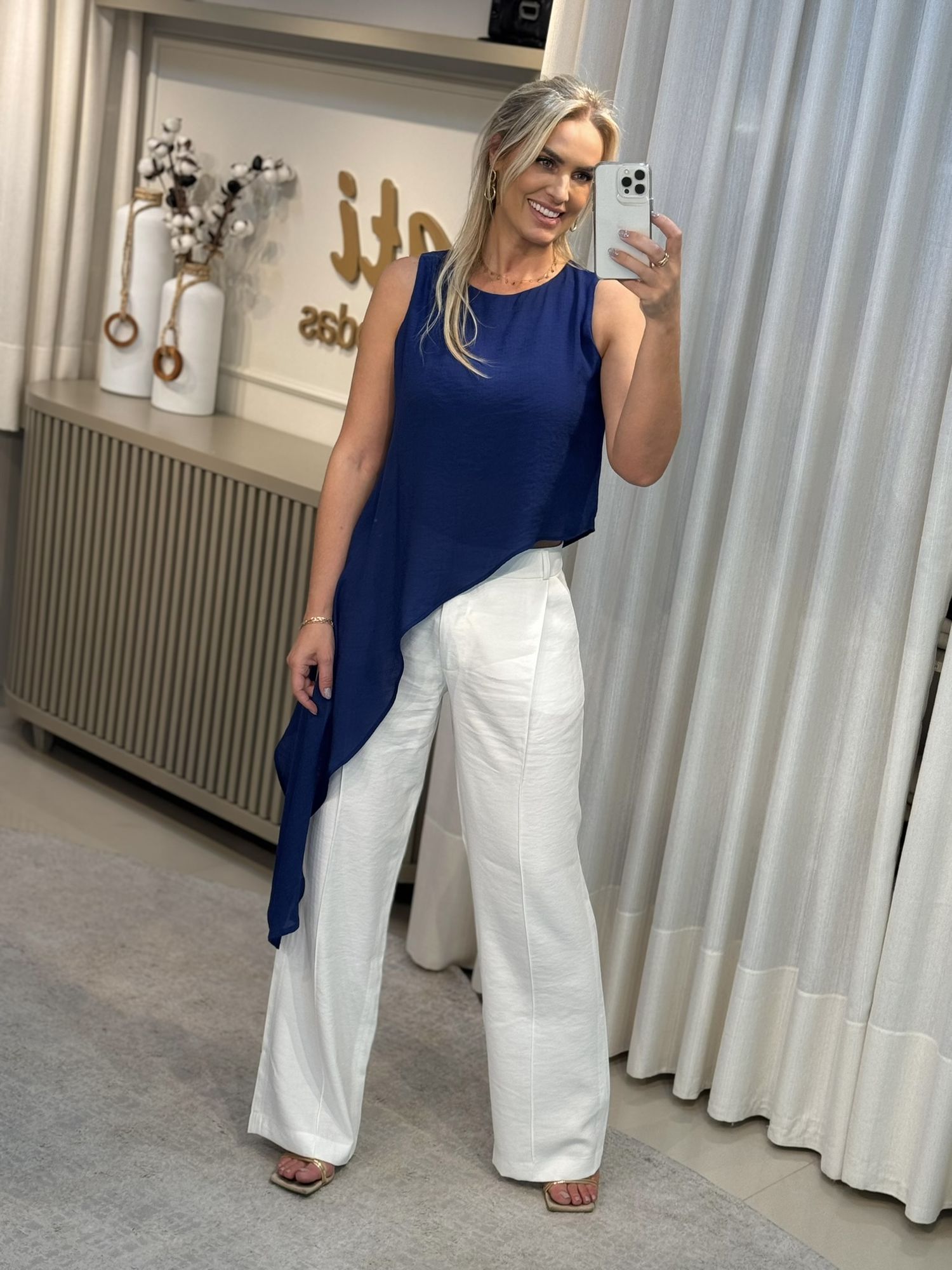 Blusa Assimétrica em Shantung com Ponta Azul