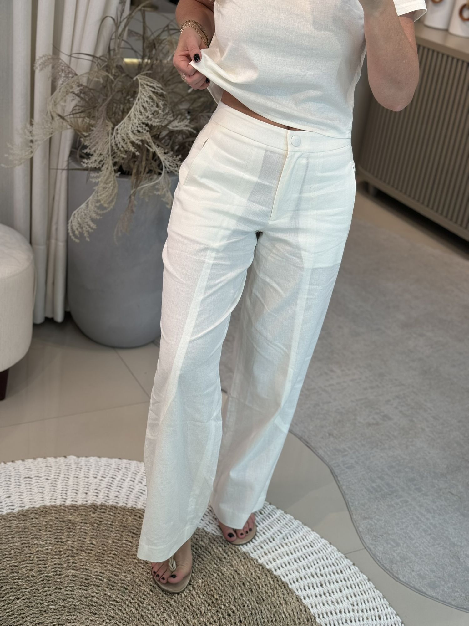 Calça Vanews De Viscolinho Com Bolsos Off White 