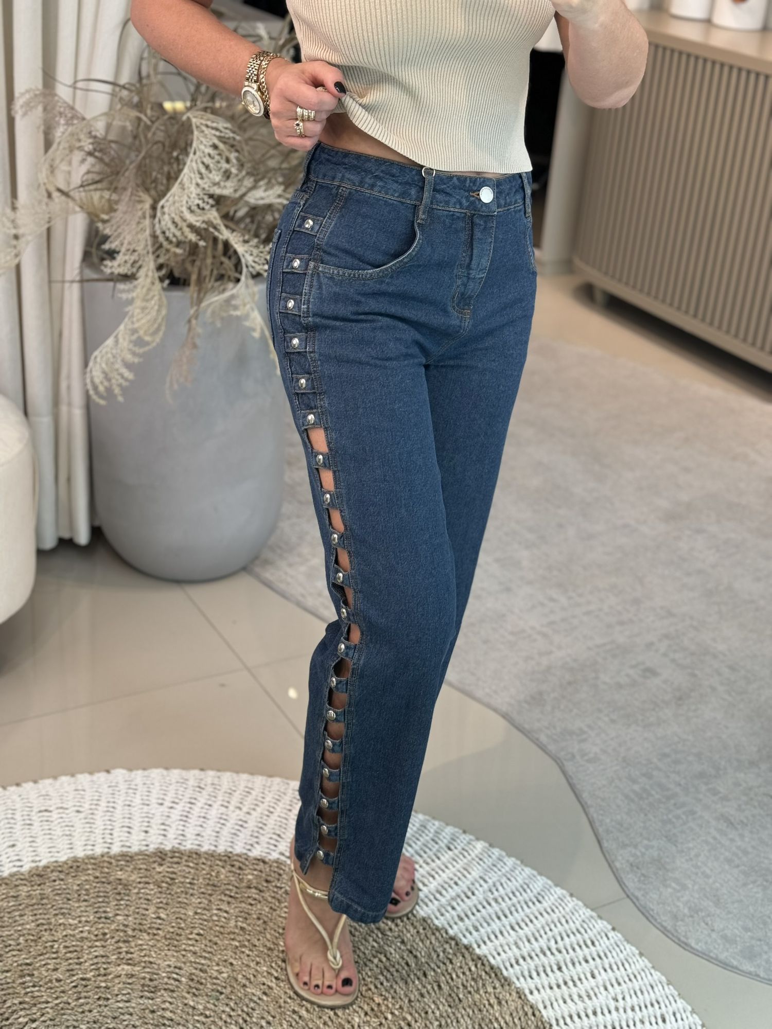 Calça Morena Rosa Reta Confort Bianca Cós Intermediário Detalhe Tachas Jeans