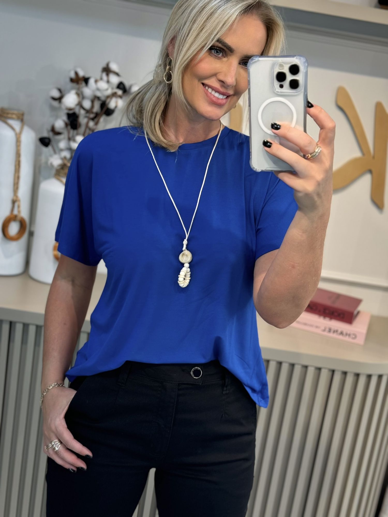 Blusa Morena Rosa Decote Redondo Manga Curta Com Colar Azul