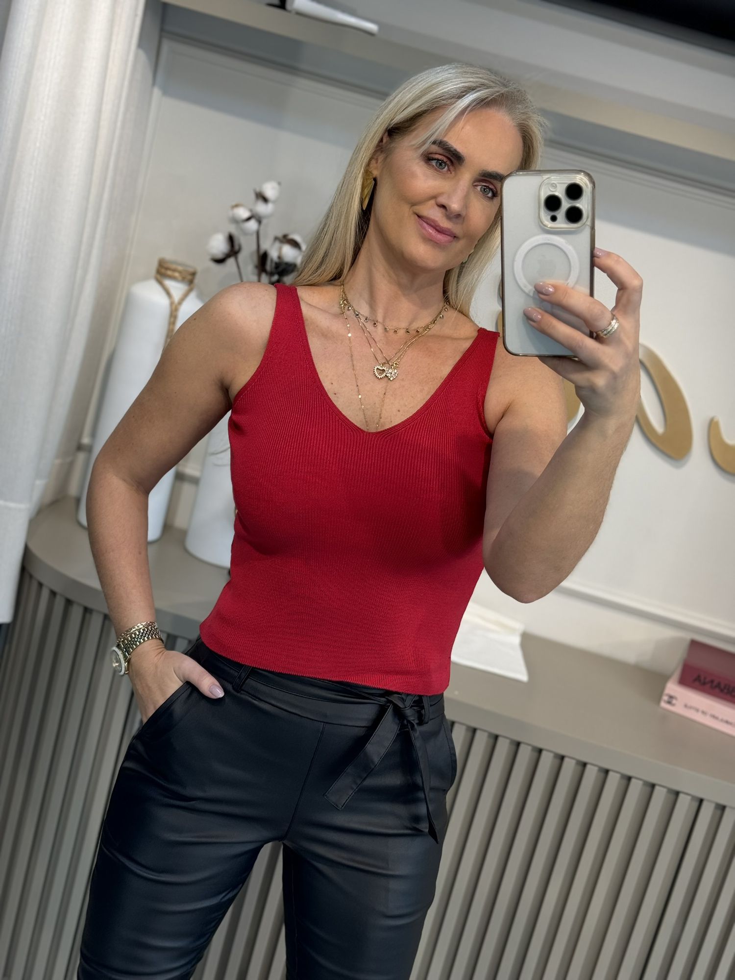 Regata em Tricô com Decote V Basic Vermelho 