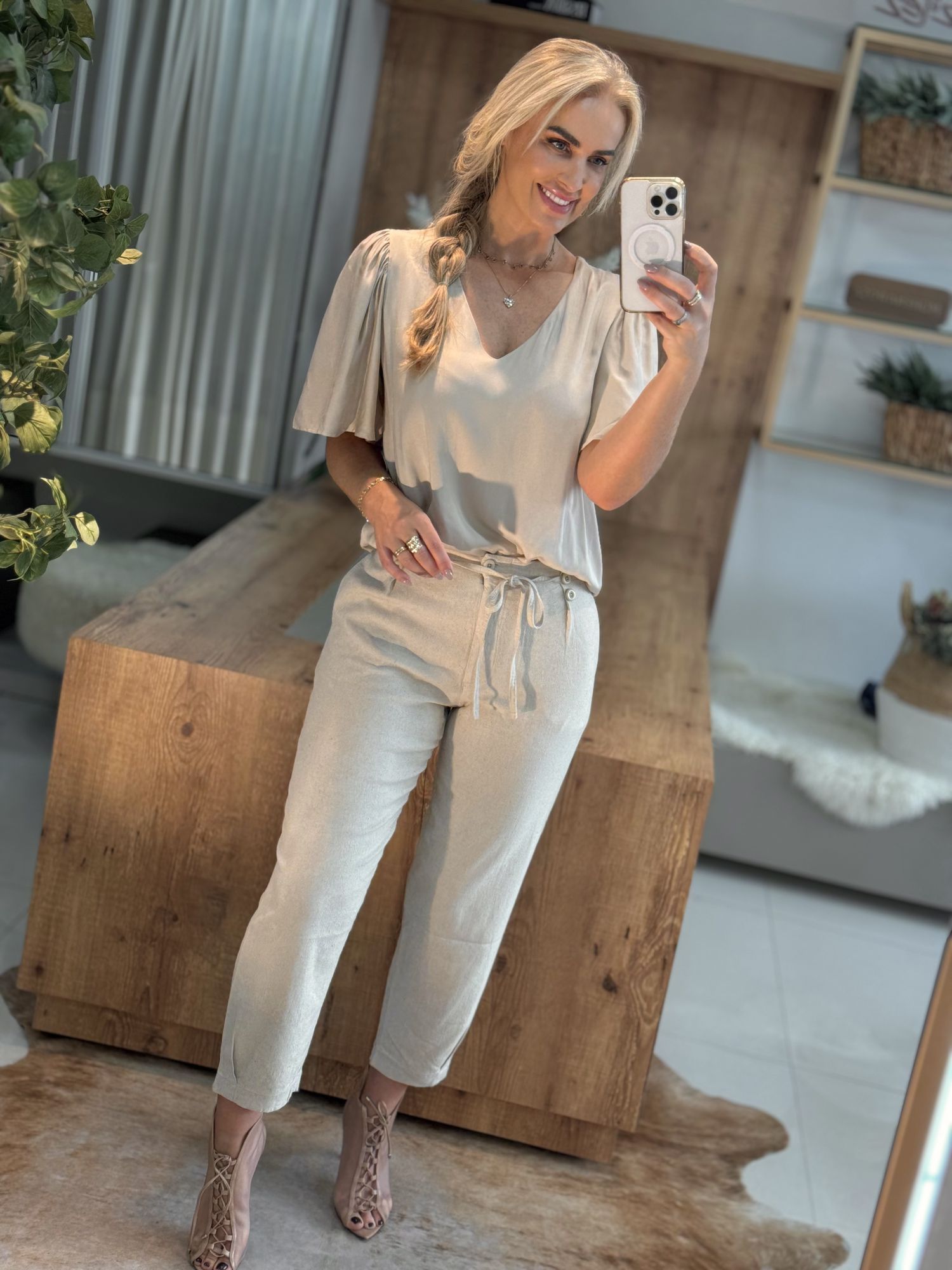 Blusa Manga Flare Ampla com Decote V Bege 
