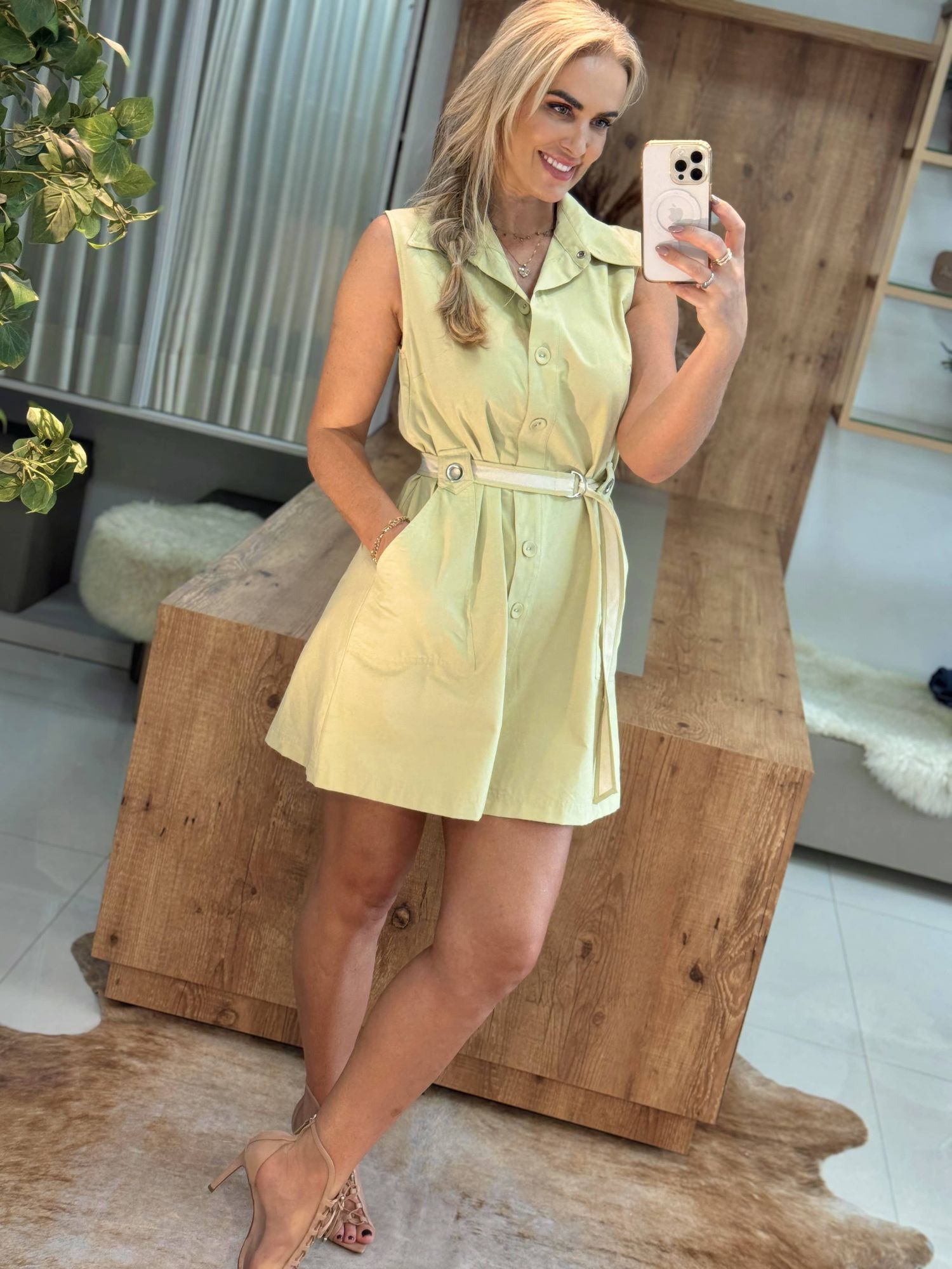Vestido Morena Rosa Curto Decote V Detalhe Ilhós Bege