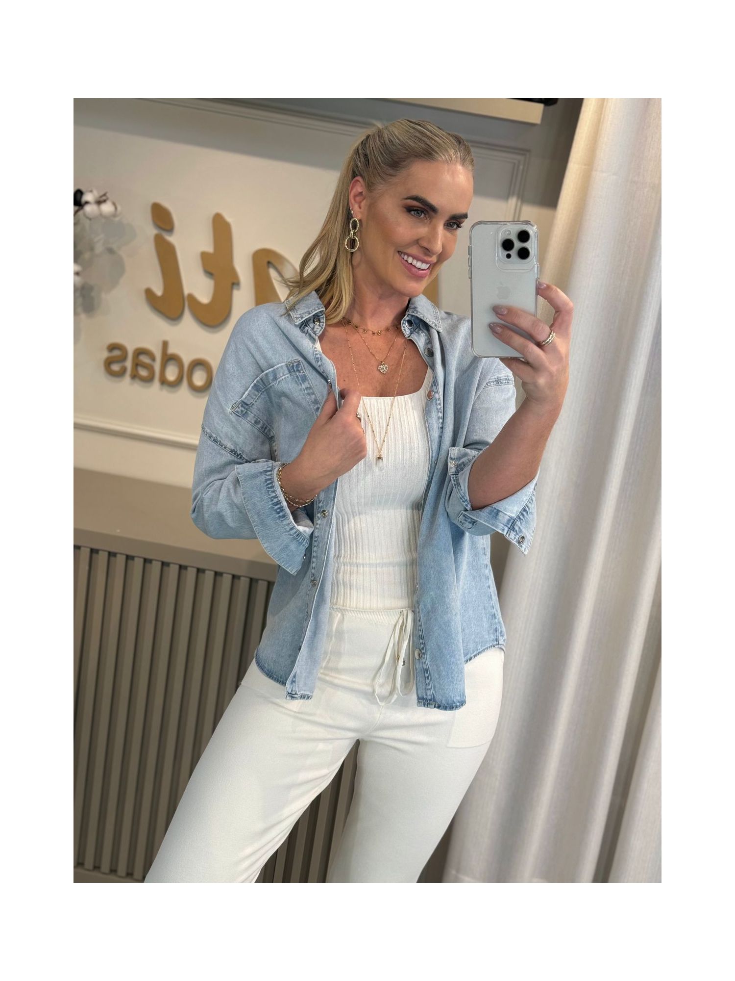 Camisa Jeans Ampla com Bolso