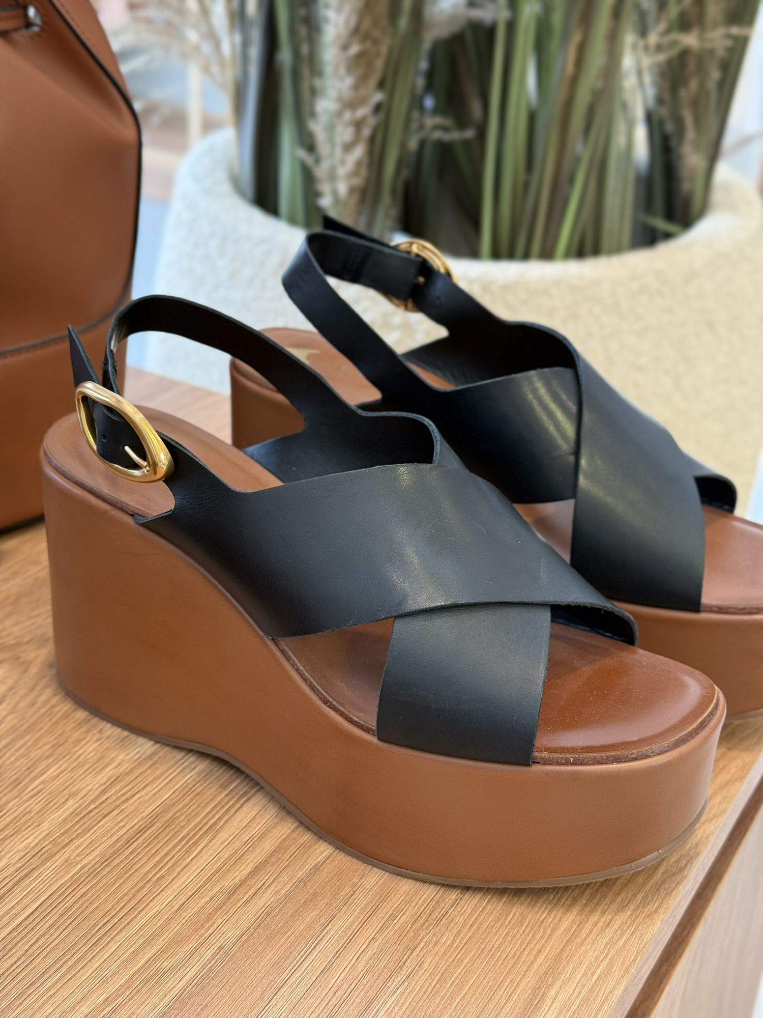 Sandália Plataforma Buckle Tiras Maxi Anabela Couro Preto 2710