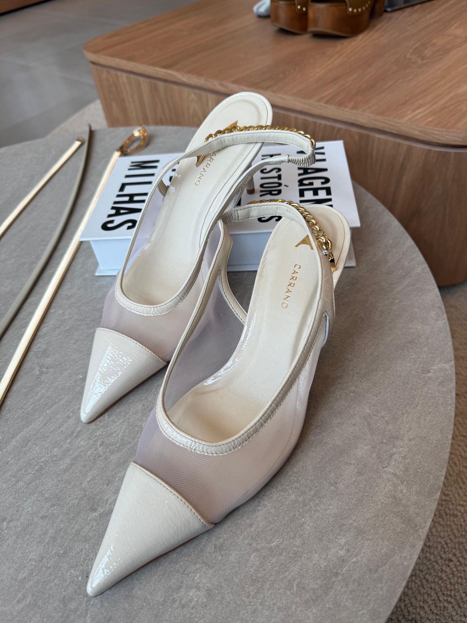 Scarpin Slingback Carrano Tela Charm Couro Verniz Bege 0410