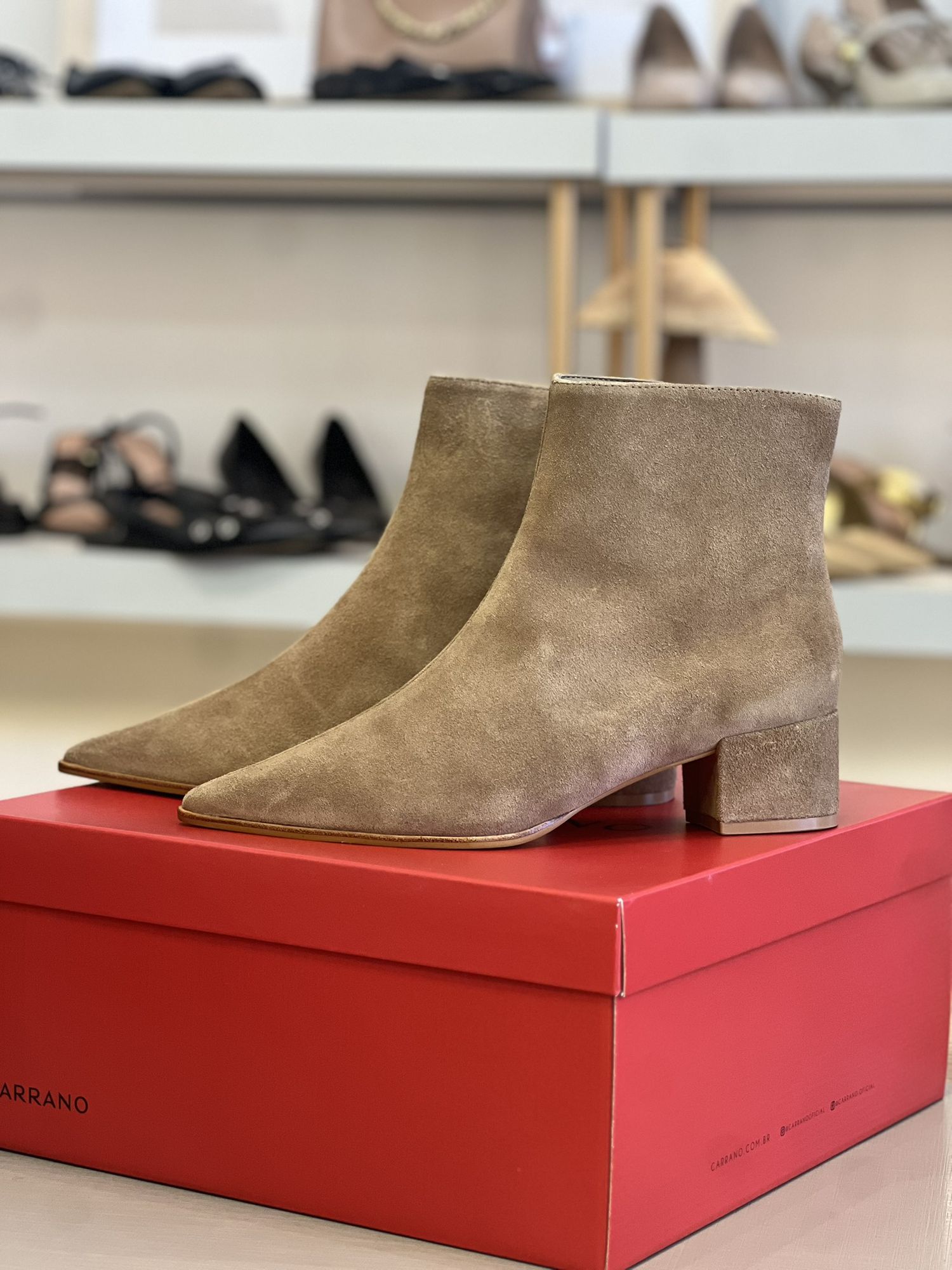 Bota Carrano Classic Bico Fino Salto Bloco Suede Camel 2002