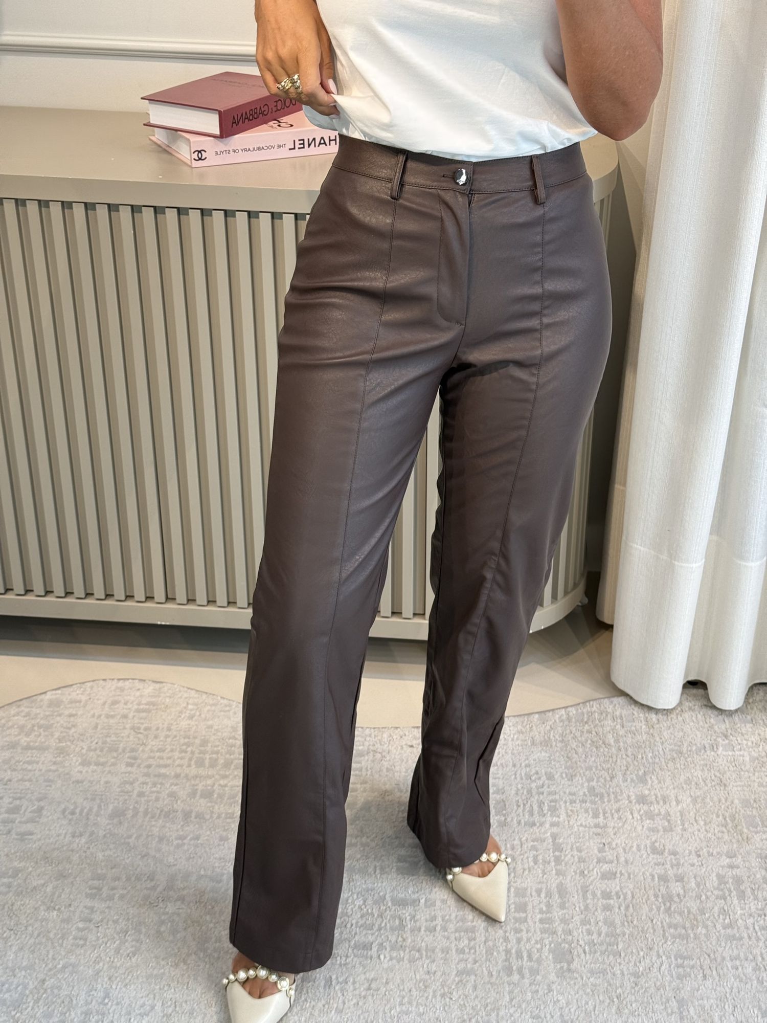 Calça Reta Em PU Marrom Chocolate 