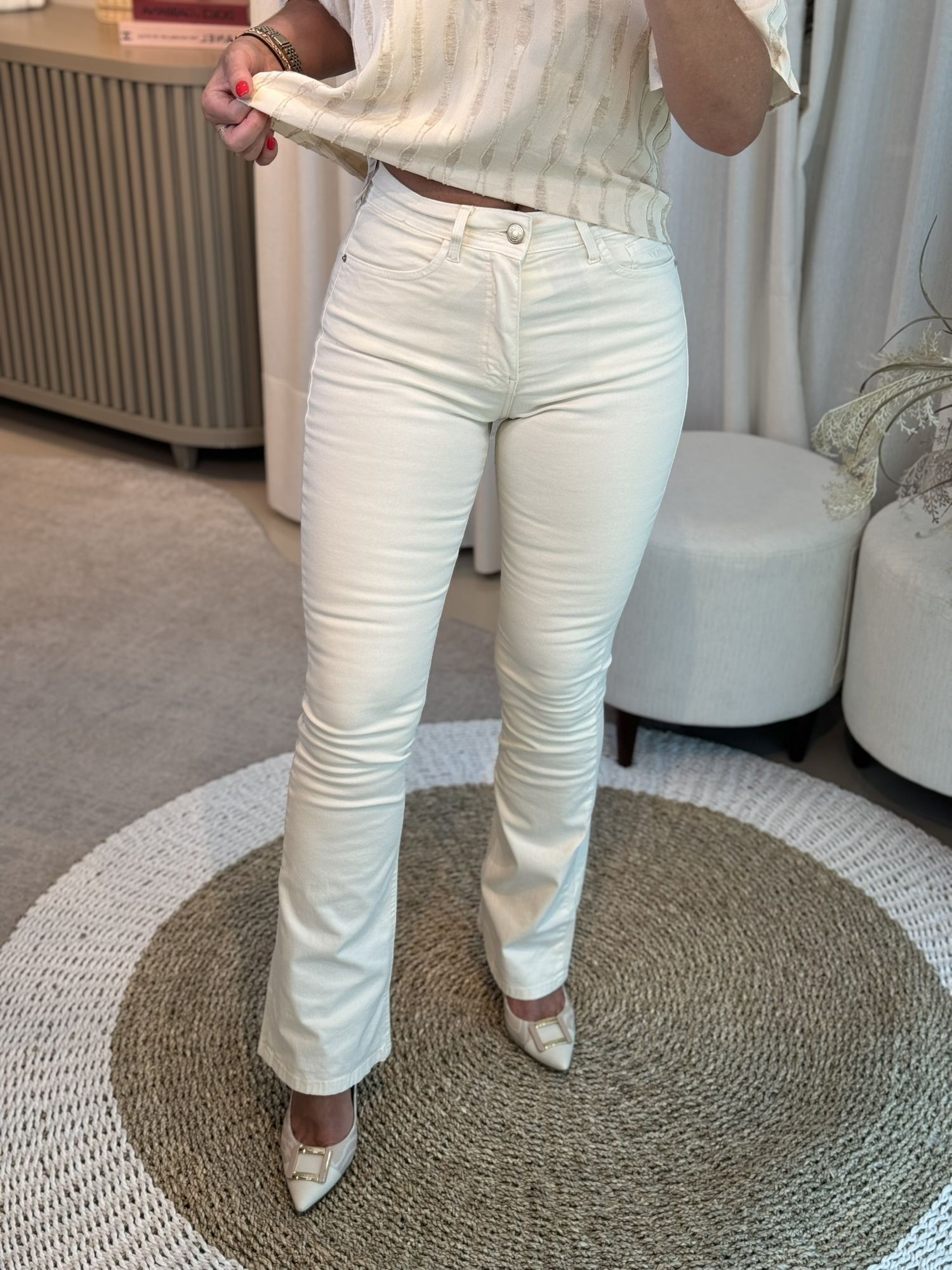 Calça Sarja Boot Cut com Cintura Alta Creme