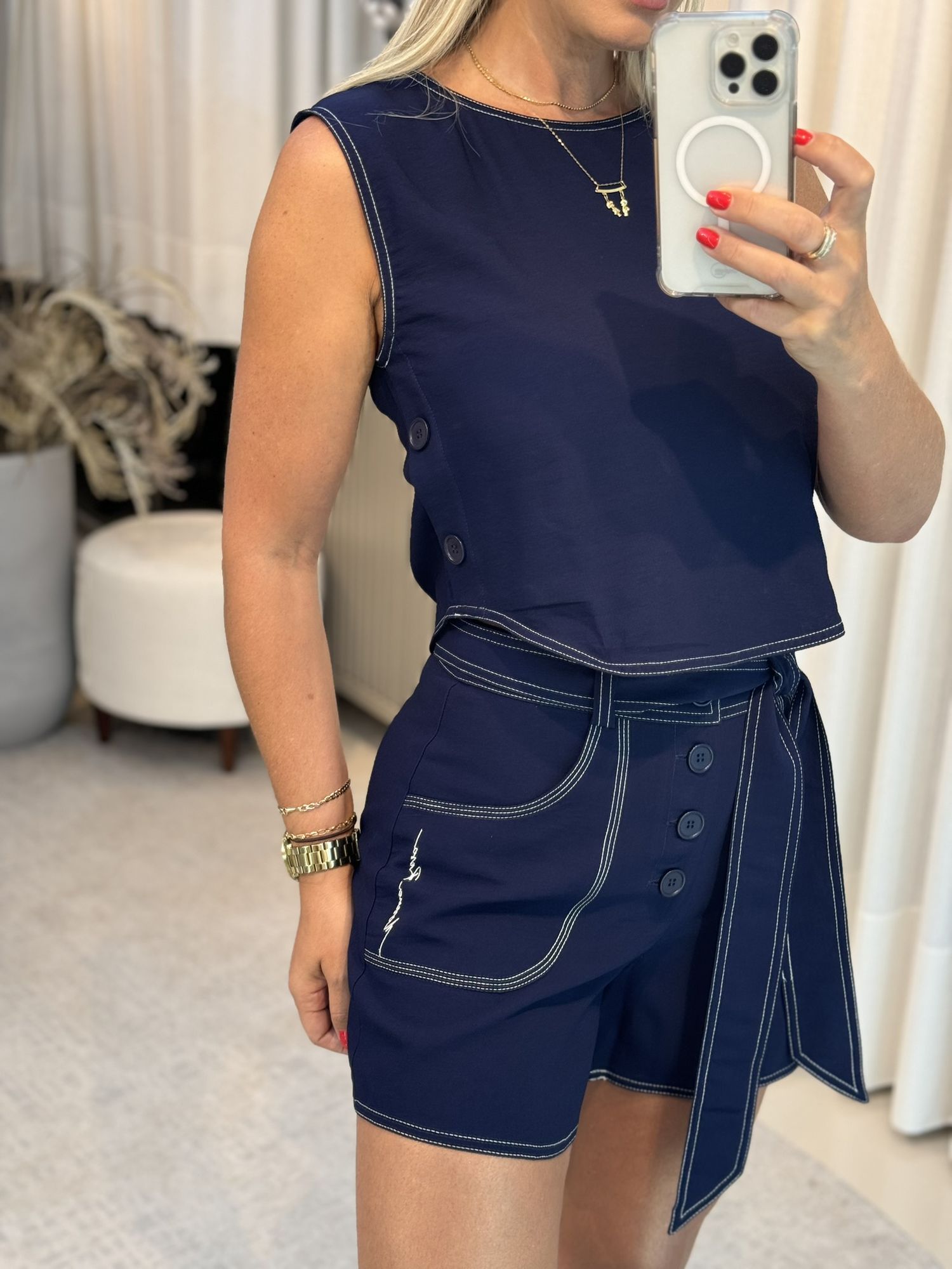 Blusa Morena Rosa Decote Redondo Sem Manga Com Botão Azul Marinho