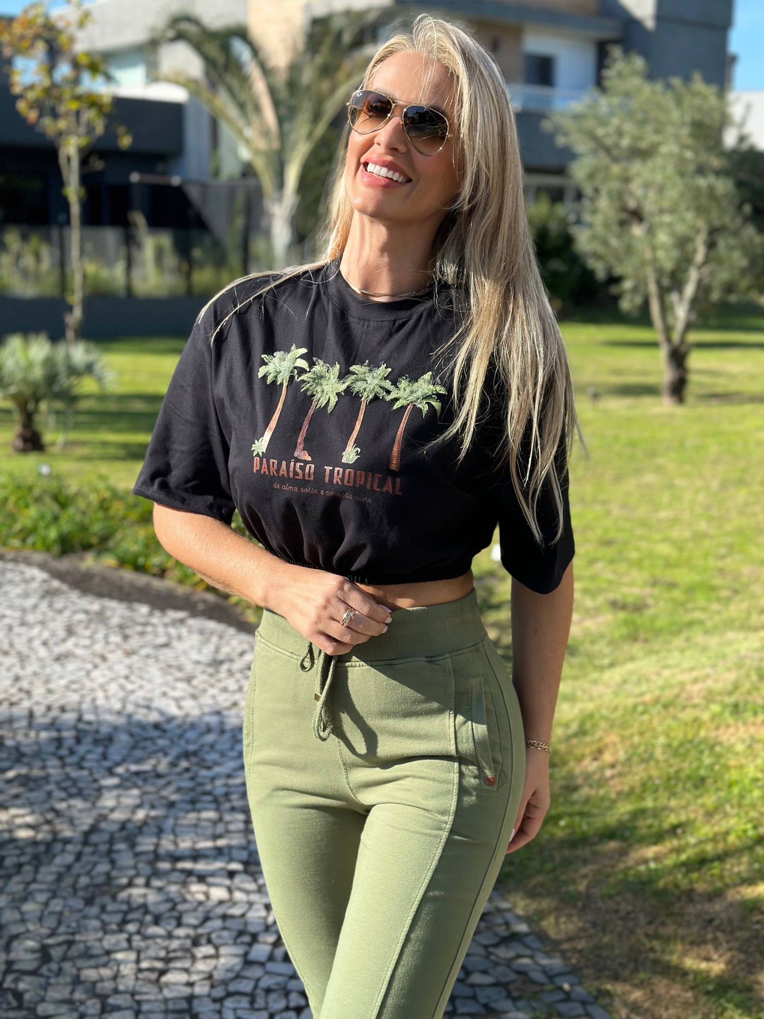 T-Shirt Cropped Estampada Com Elástico Barra Preto 