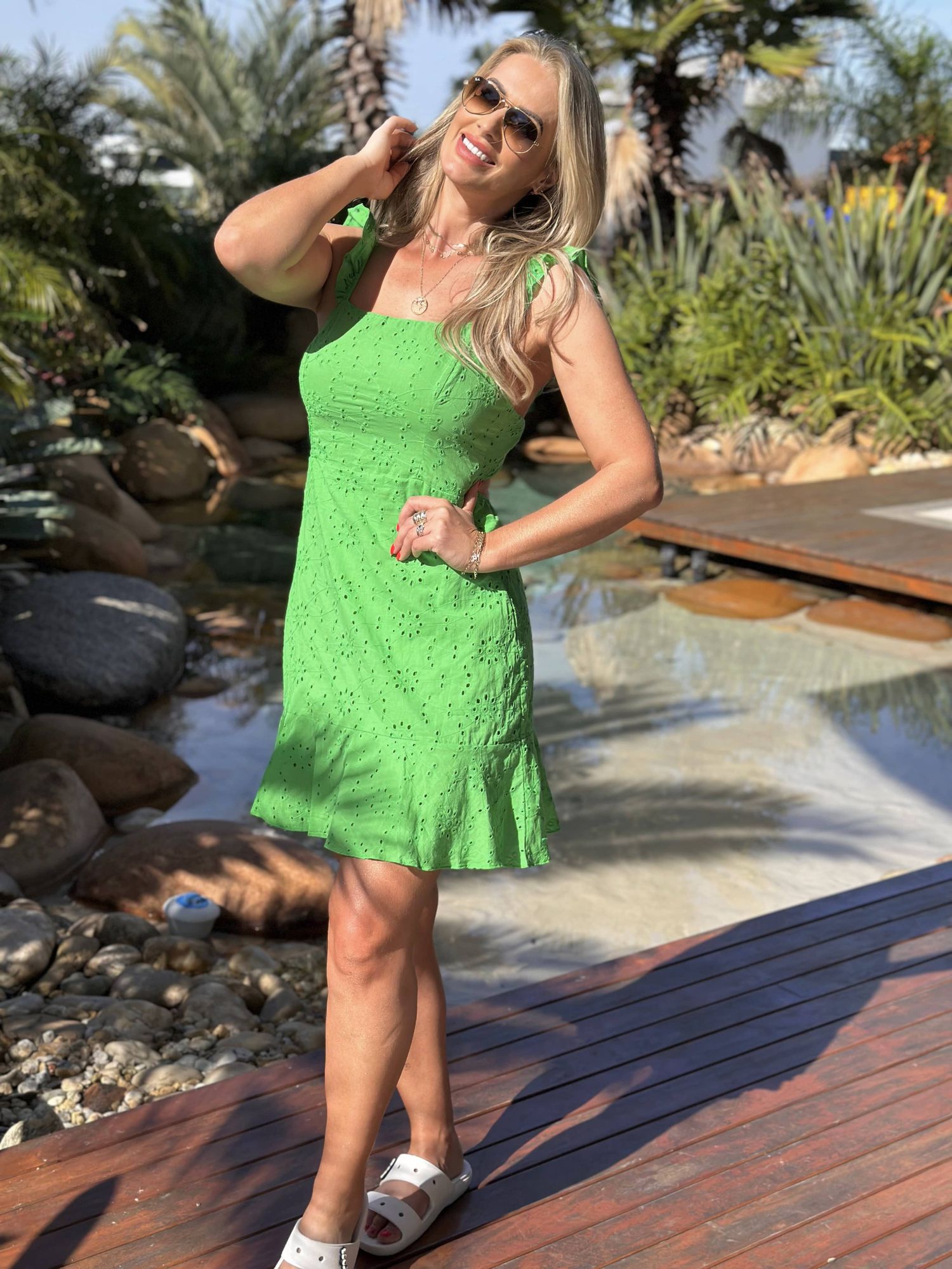 Vestido Curto Em Laise Com Recorte Costas Verde 