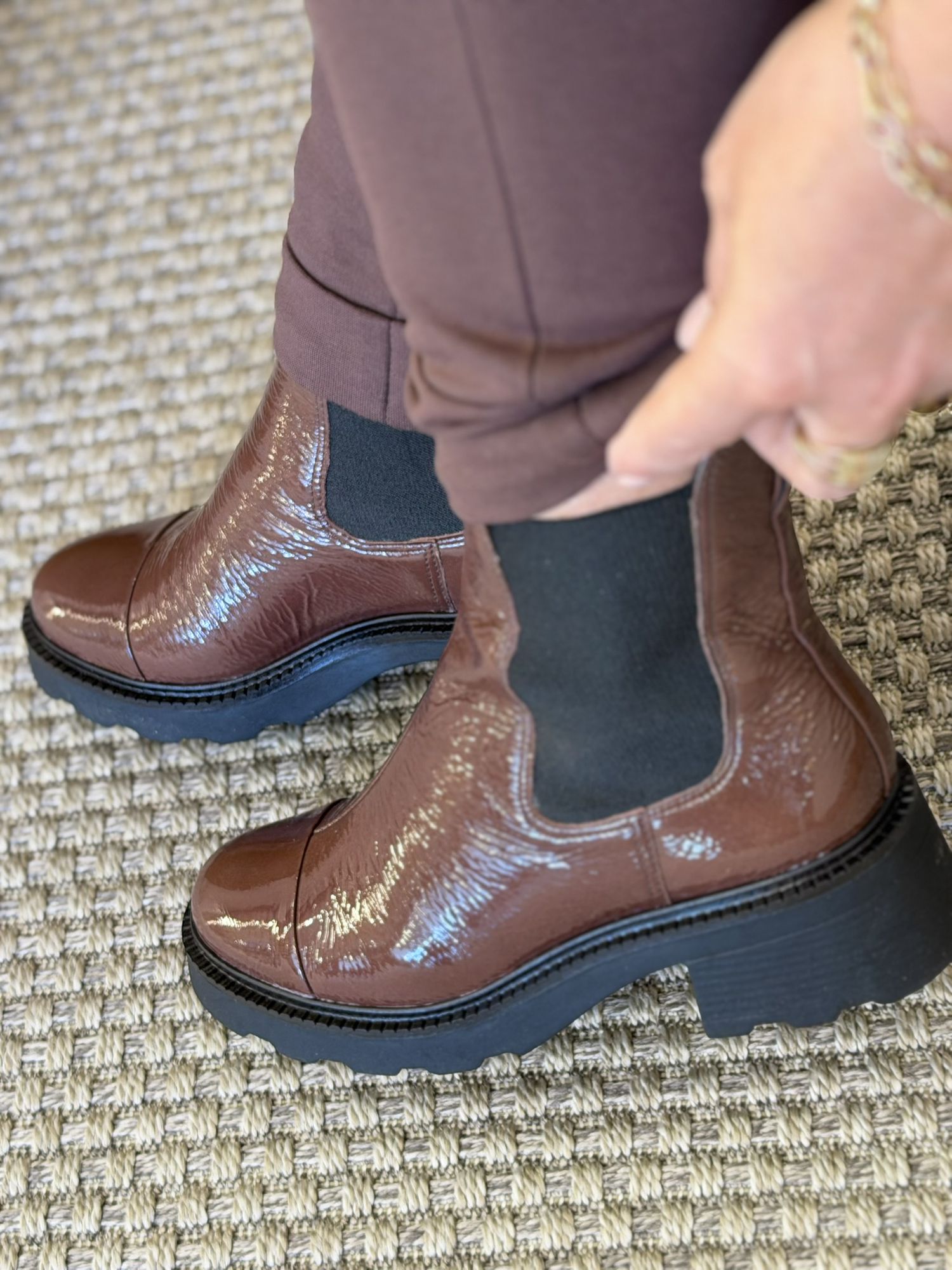 Bota Coturno Chelsea Tratorada Couro Verniz Marrom 