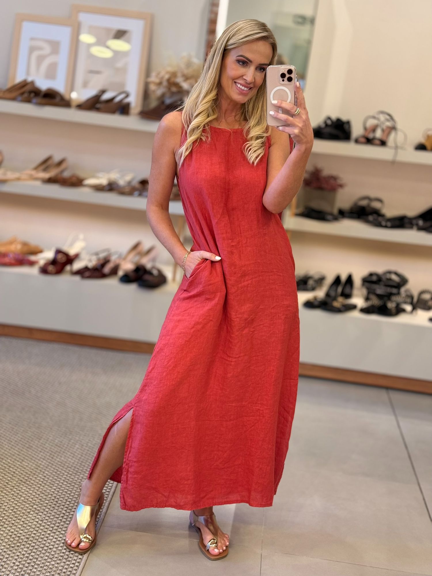 Vestido Regata Em Linho 100% Italiano Com Bolsos Jhuli Vermelho 1011