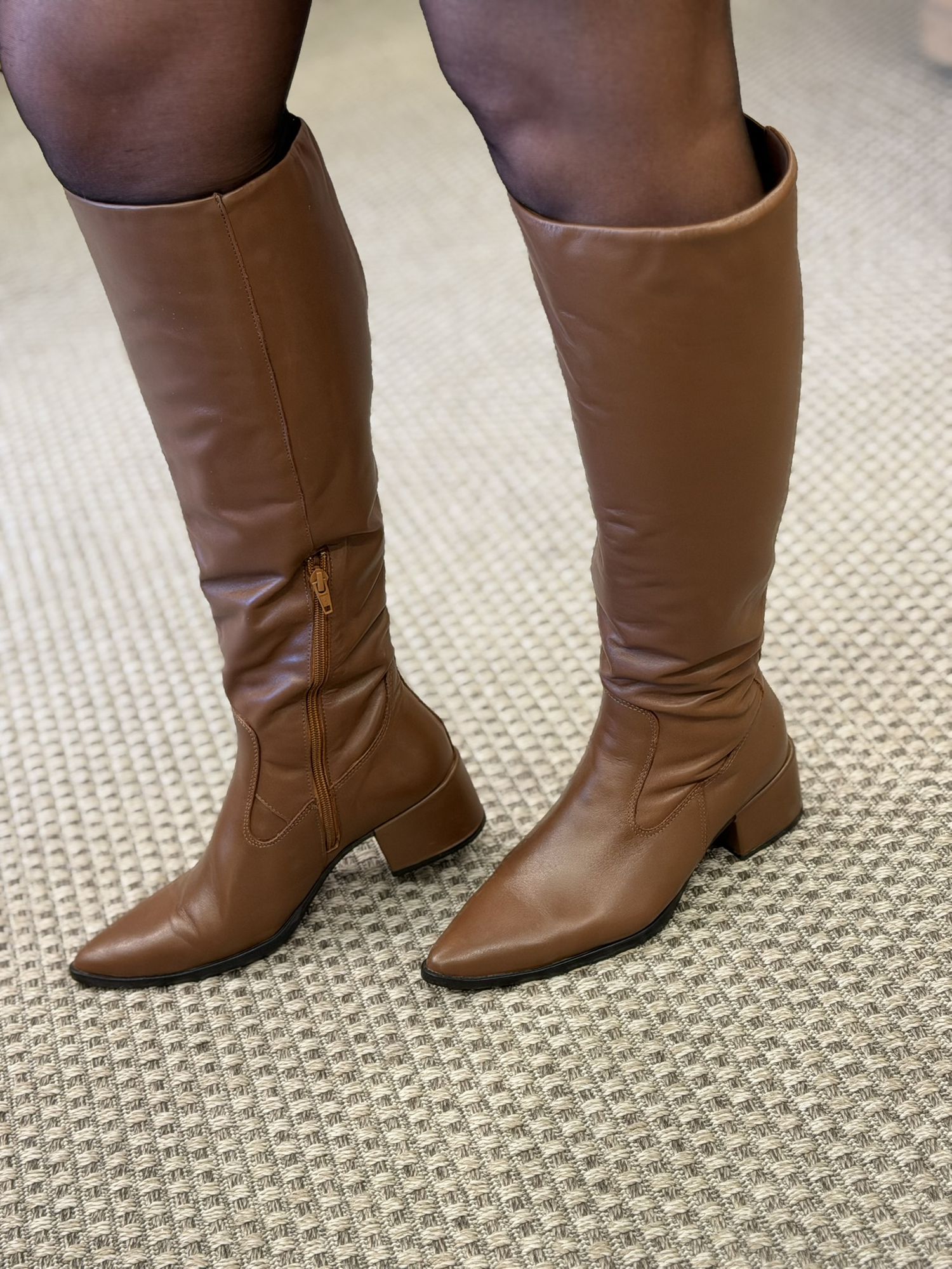 Bota CS Cano Alto Com Fechamento Em Zíper Caramelo 1203 