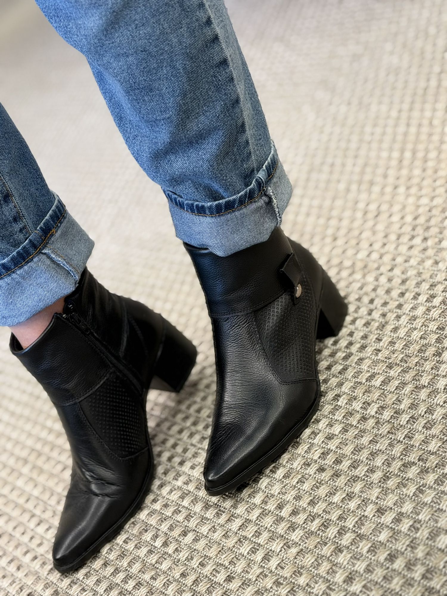 Bota CS Cano Baixo Detalhe Metal Dourado Preto 1303