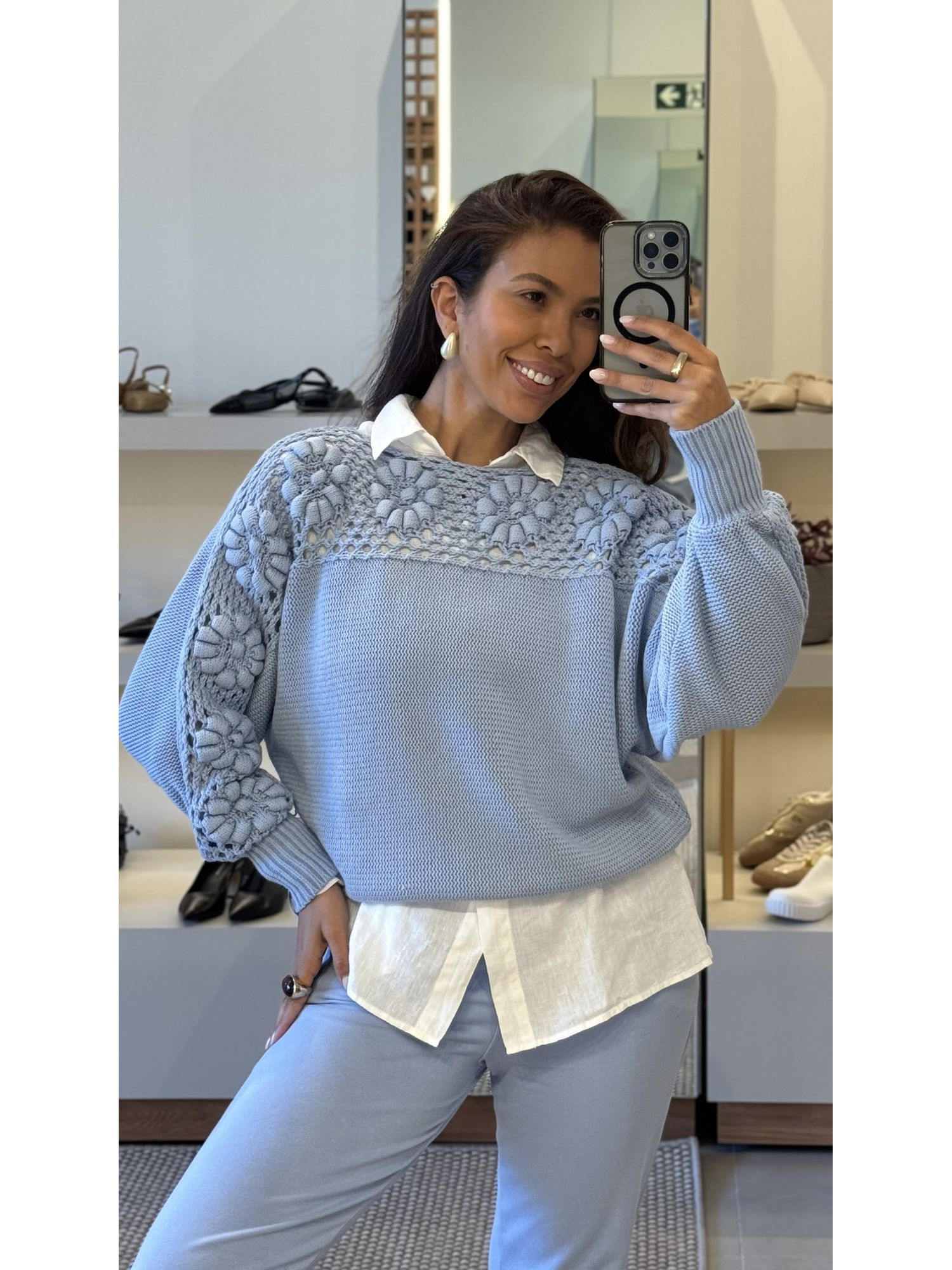 Blusa Biamar Em Ponto Margarida Com Detalhe Vazado Azul Horizonte 1009