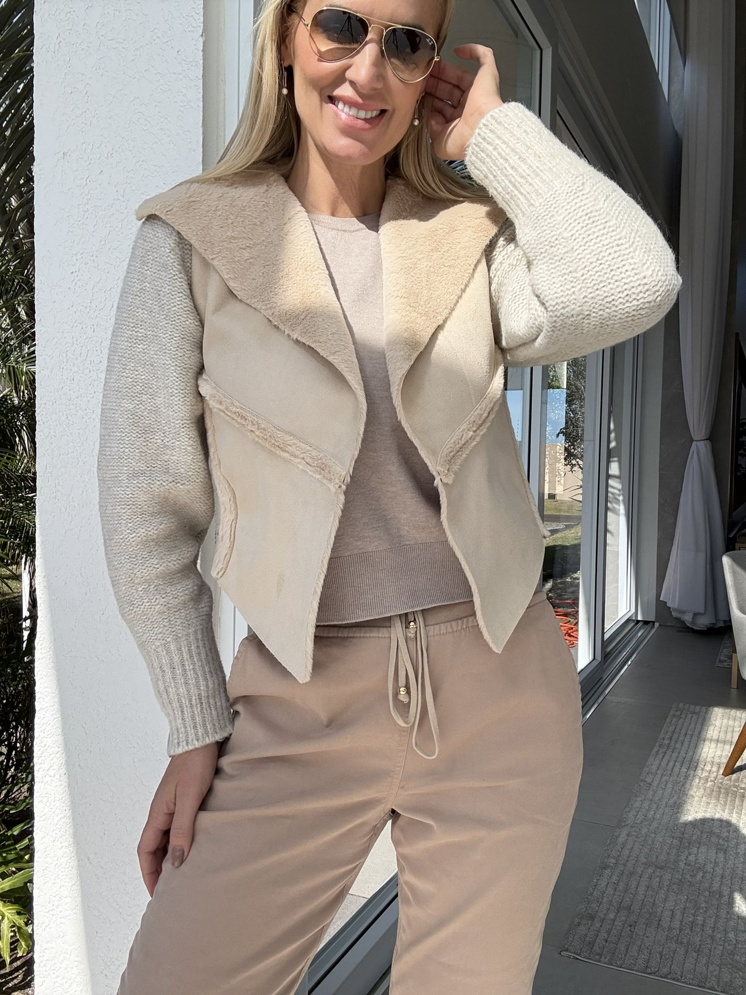 Casaco Biamar Curto Com Detalhes Em Suede Bege 0507