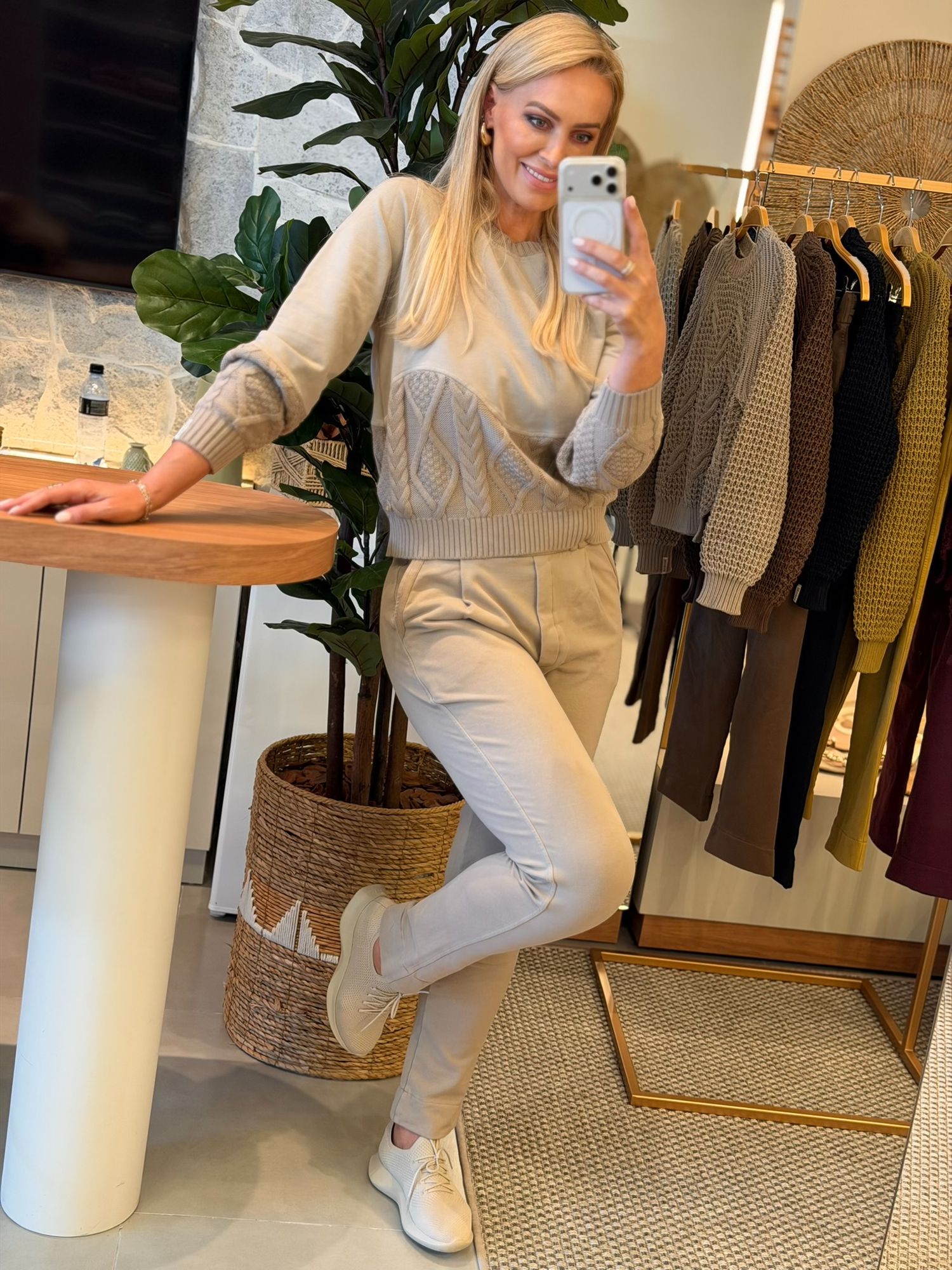 Blusa Biamar Em Moletom Com Detalhe Em Tricô Bege 0801